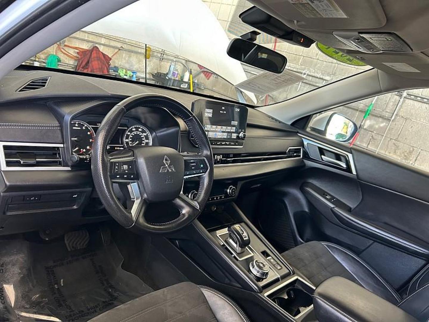 2024 SILVER Mitsubishi Outlander (JA4J3VA81RZ) with an 4-Cyl 2.5 Liter engine, Automatic CVT transmission, located at 412 Auto Vista Drive, Palmdale, 93551, (661) 945-0620, 34.592636, -118.136681 - Photo#18