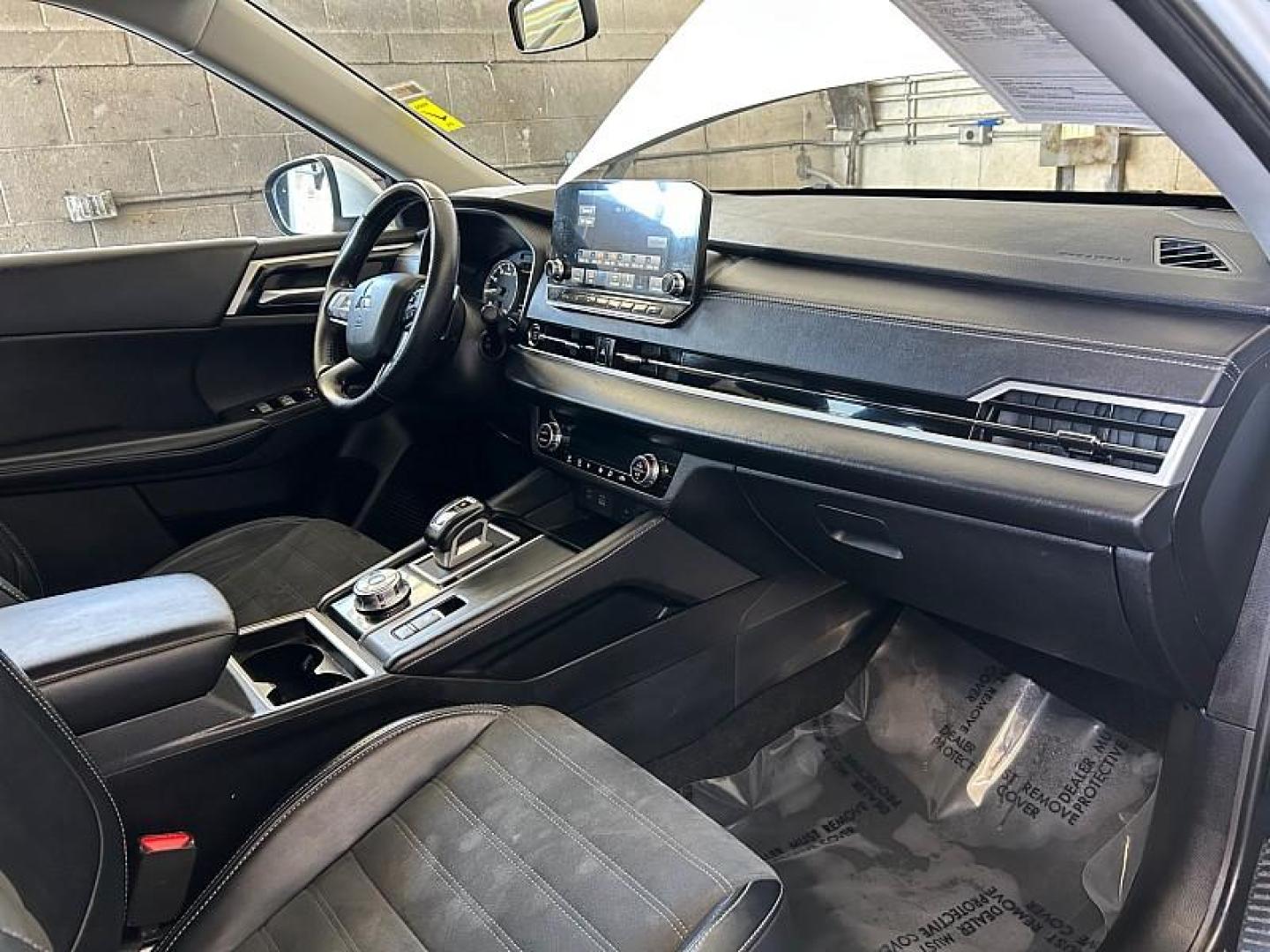 2024 SILVER Mitsubishi Outlander (JA4J3VA81RZ) with an 4-Cyl 2.5 Liter engine, Automatic CVT transmission, located at 412 Auto Vista Drive, Palmdale, 93551, (661) 945-0620, 34.592636, -118.136681 - Photo#27