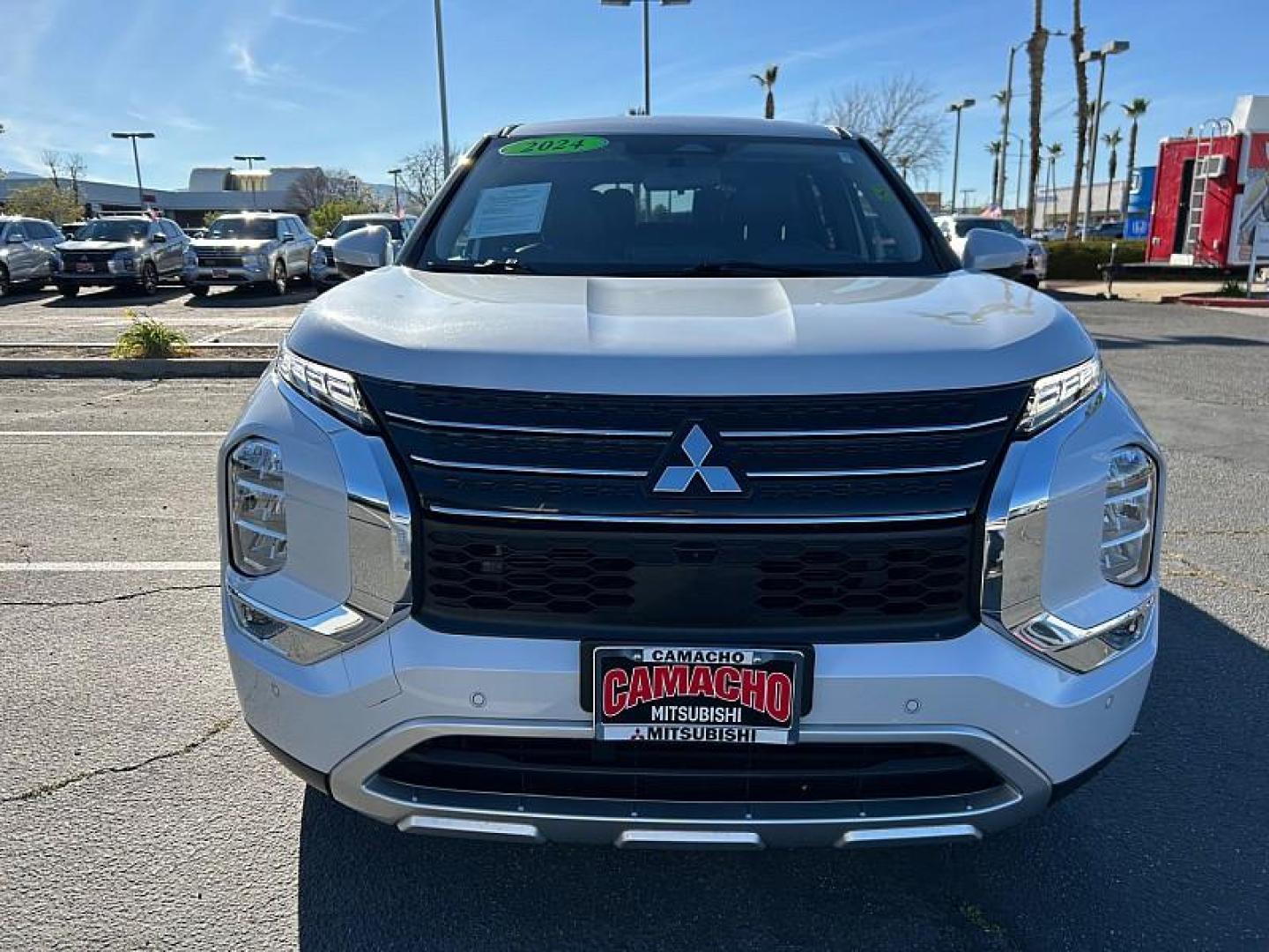 2024 WHITE Mitsubishi Outlander (JA4J3VA83RZ) with an 4-Cyl 2.5 Liter engine, Automatic CVT transmission, located at 412 Auto Vista Drive, Palmdale, 93551, (661) 945-0620, 34.592636, -118.136681 - Photo#2