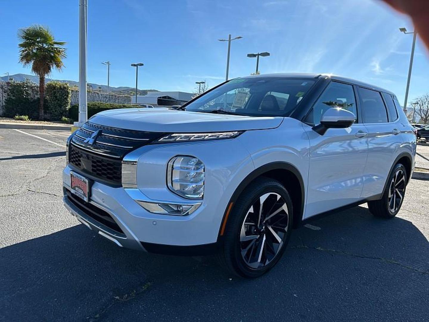 2024 WHITE Mitsubishi Outlander (JA4J3VA83RZ) with an 4-Cyl 2.5 Liter engine, Automatic CVT transmission, located at 412 Auto Vista Drive, Palmdale, 93551, (661) 945-0620, 34.592636, -118.136681 - Photo#3