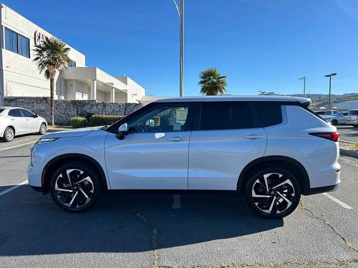 2024 WHITE Mitsubishi Outlander (JA4J3VA83RZ) with an 4-Cyl 2.5 Liter engine, Automatic CVT transmission, located at 412 Auto Vista Drive, Palmdale, 93551, (661) 945-0620, 34.592636, -118.136681 - Photo#4