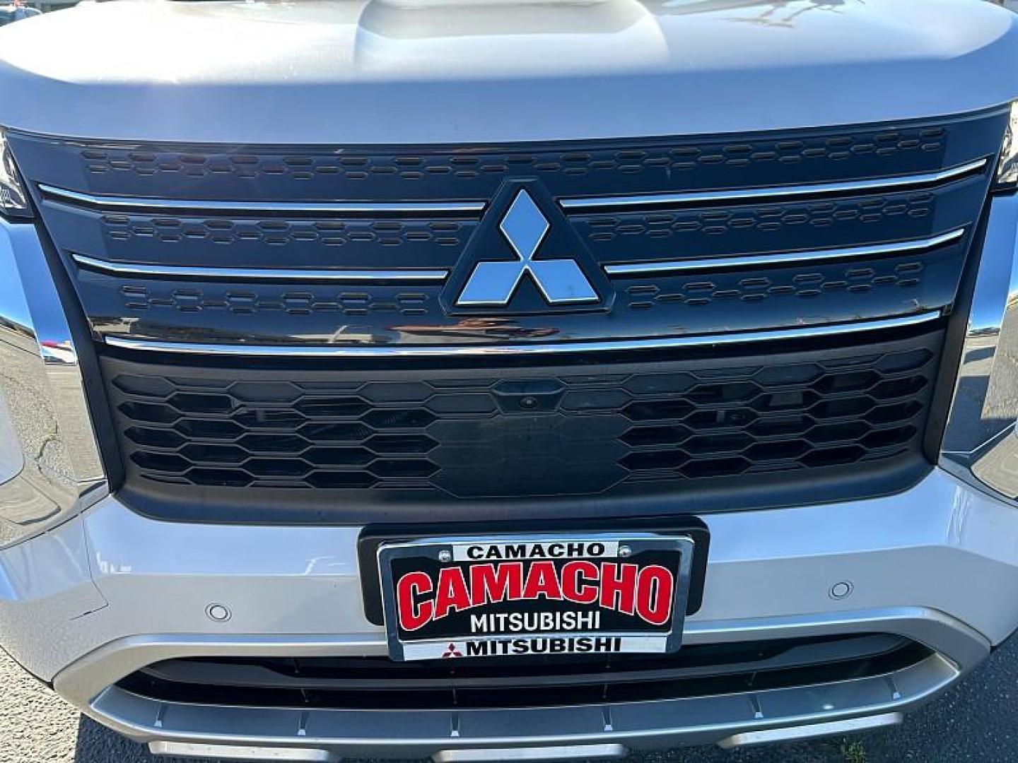 2024 WHITE Mitsubishi Outlander (JA4J3VA83RZ) with an 4-Cyl 2.5 Liter engine, Automatic CVT transmission, located at 412 Auto Vista Drive, Palmdale, 93551, (661) 945-0620, 34.592636, -118.136681 - Photo#6