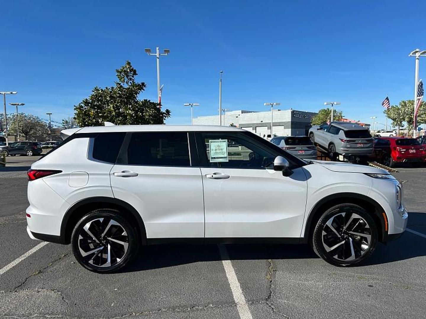2024 WHITE Mitsubishi Outlander (JA4J3VA83RZ) with an 4-Cyl 2.5 Liter engine, Automatic CVT transmission, located at 412 Auto Vista Drive, Palmdale, 93551, (661) 945-0620, 34.592636, -118.136681 - Photo#7