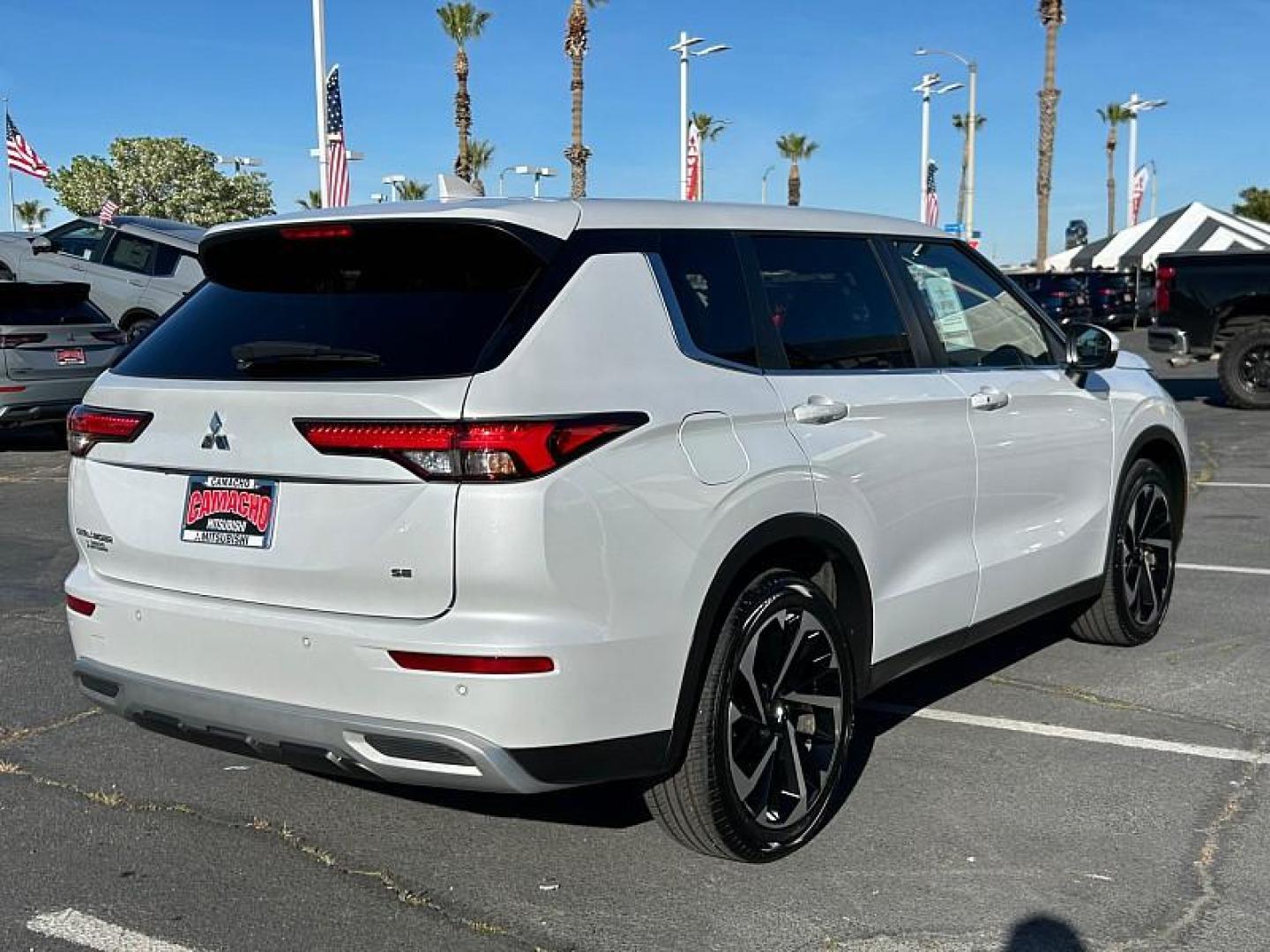 2024 WHITE Mitsubishi Outlander (JA4J3VA83RZ) with an 4-Cyl 2.5 Liter engine, Automatic CVT transmission, located at 412 Auto Vista Drive, Palmdale, 93551, (661) 945-0620, 34.592636, -118.136681 - Photo#8