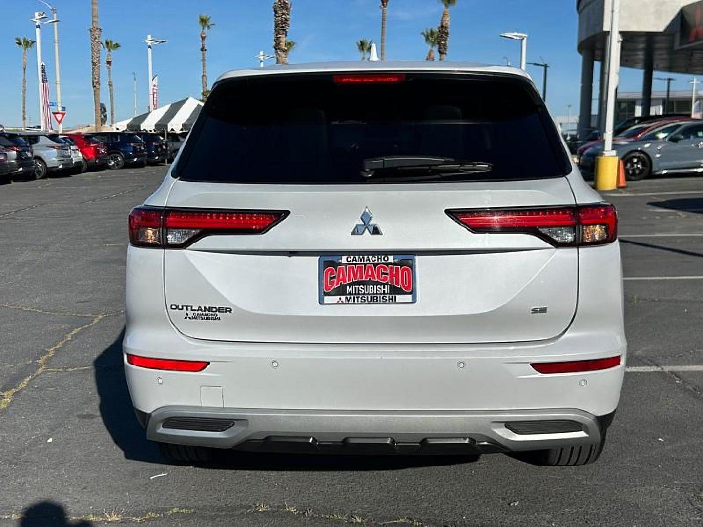 2024 WHITE Mitsubishi Outlander (JA4J3VA83RZ) with an 4-Cyl 2.5 Liter engine, Automatic CVT transmission, located at 412 Auto Vista Drive, Palmdale, 93551, (661) 945-0620, 34.592636, -118.136681 - Photo#9