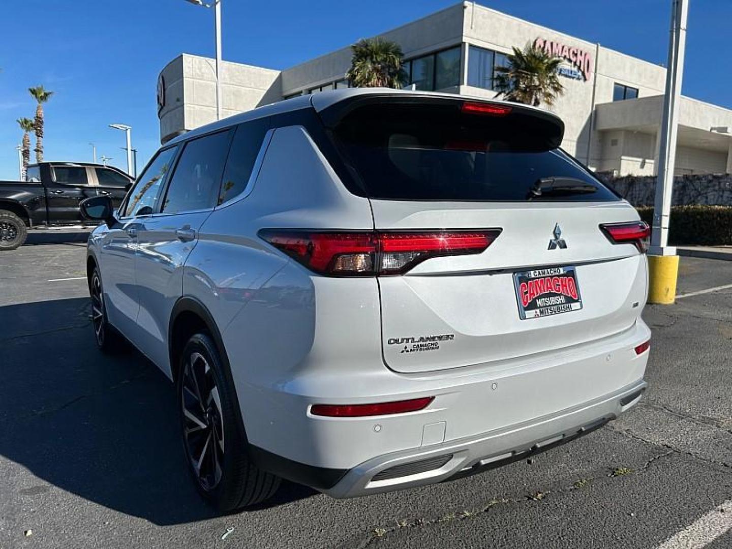 2024 WHITE Mitsubishi Outlander (JA4J3VA83RZ) with an 4-Cyl 2.5 Liter engine, Automatic CVT transmission, located at 412 Auto Vista Drive, Palmdale, 93551, (661) 945-0620, 34.592636, -118.136681 - Photo#10