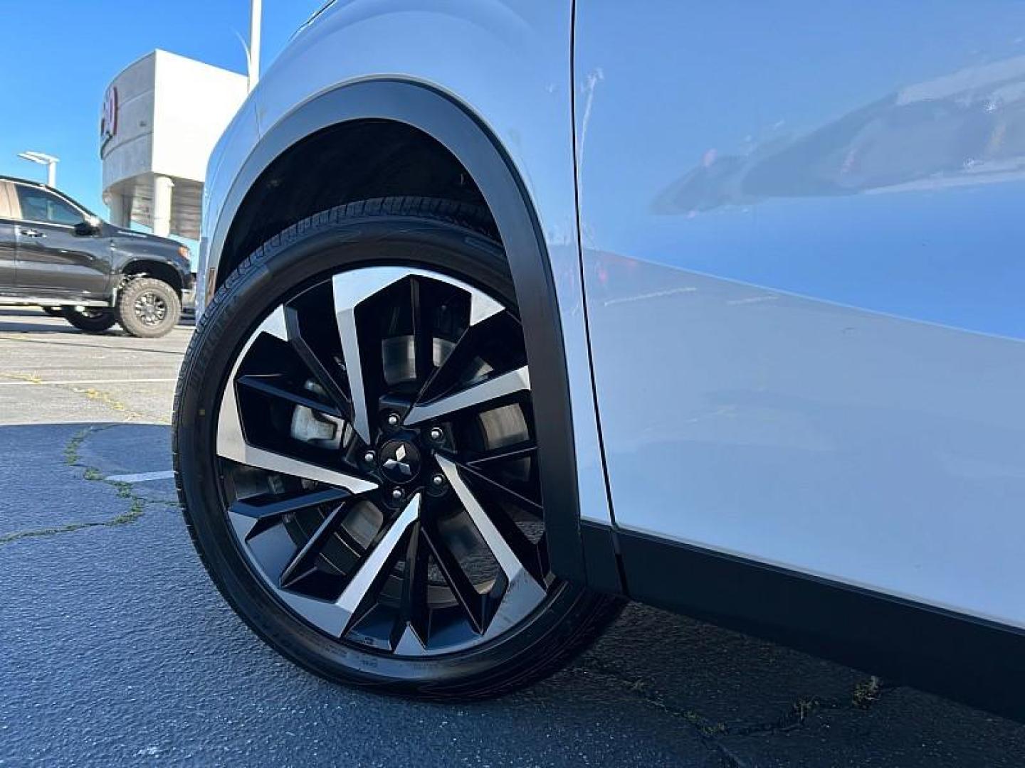 2024 WHITE Mitsubishi Outlander (JA4J3VA83RZ) with an 4-Cyl 2.5 Liter engine, Automatic CVT transmission, located at 412 Auto Vista Drive, Palmdale, 93551, (661) 945-0620, 34.592636, -118.136681 - Photo#11