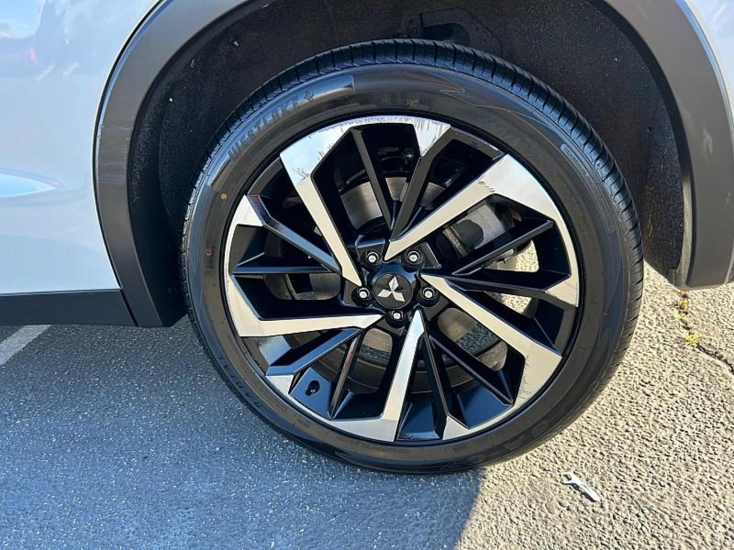 2024 WHITE Mitsubishi Outlander (JA4J3VA83RZ) with an 4-Cyl 2.5 Liter engine, Automatic CVT transmission, located at 412 Auto Vista Drive, Palmdale, 93551, (661) 945-0620, 34.592636, -118.136681 - Photo#14