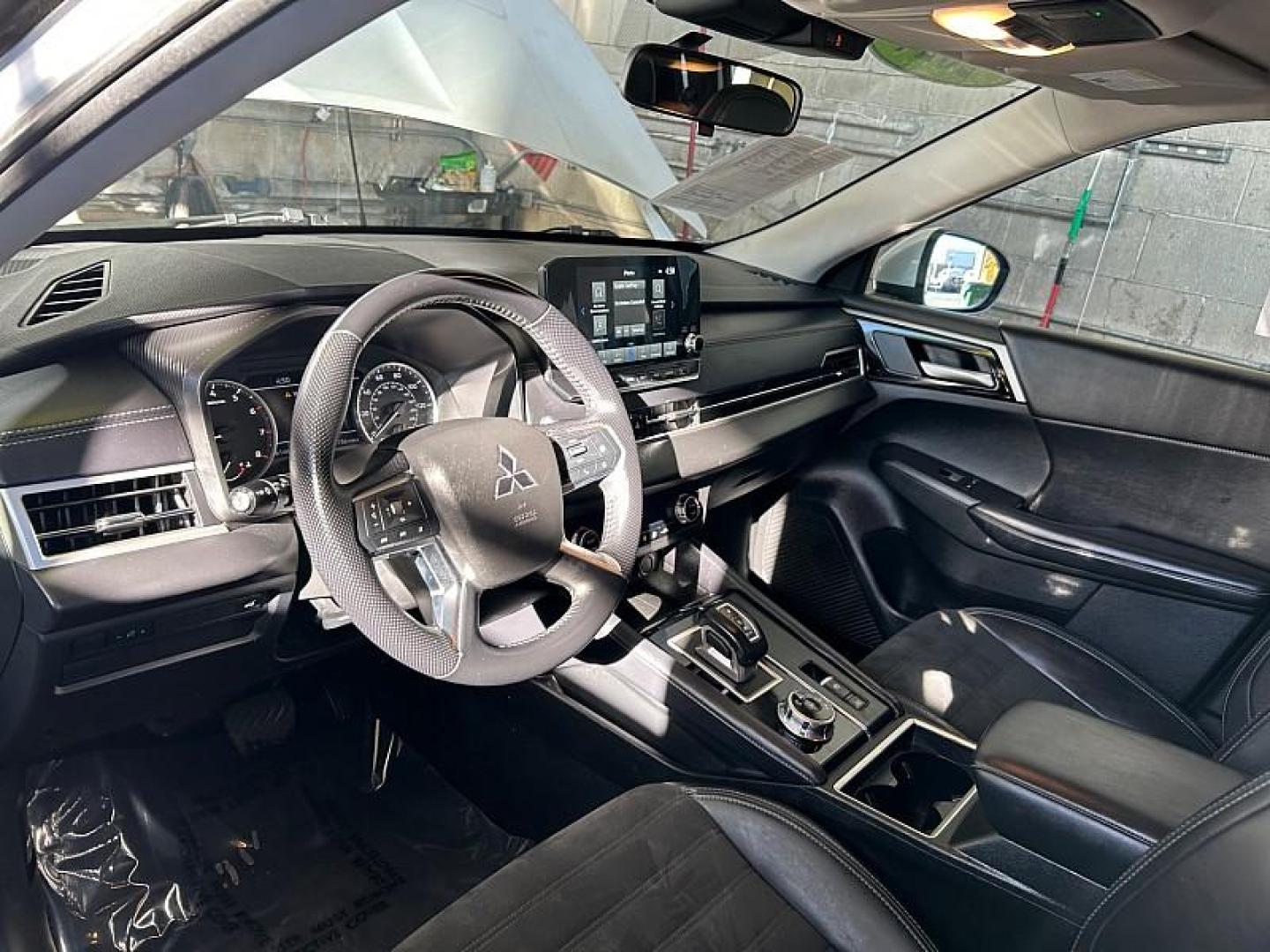 2024 WHITE Mitsubishi Outlander (JA4J3VA83RZ) with an 4-Cyl 2.5 Liter engine, Automatic CVT transmission, located at 412 Auto Vista Drive, Palmdale, 93551, (661) 945-0620, 34.592636, -118.136681 - Photo#17