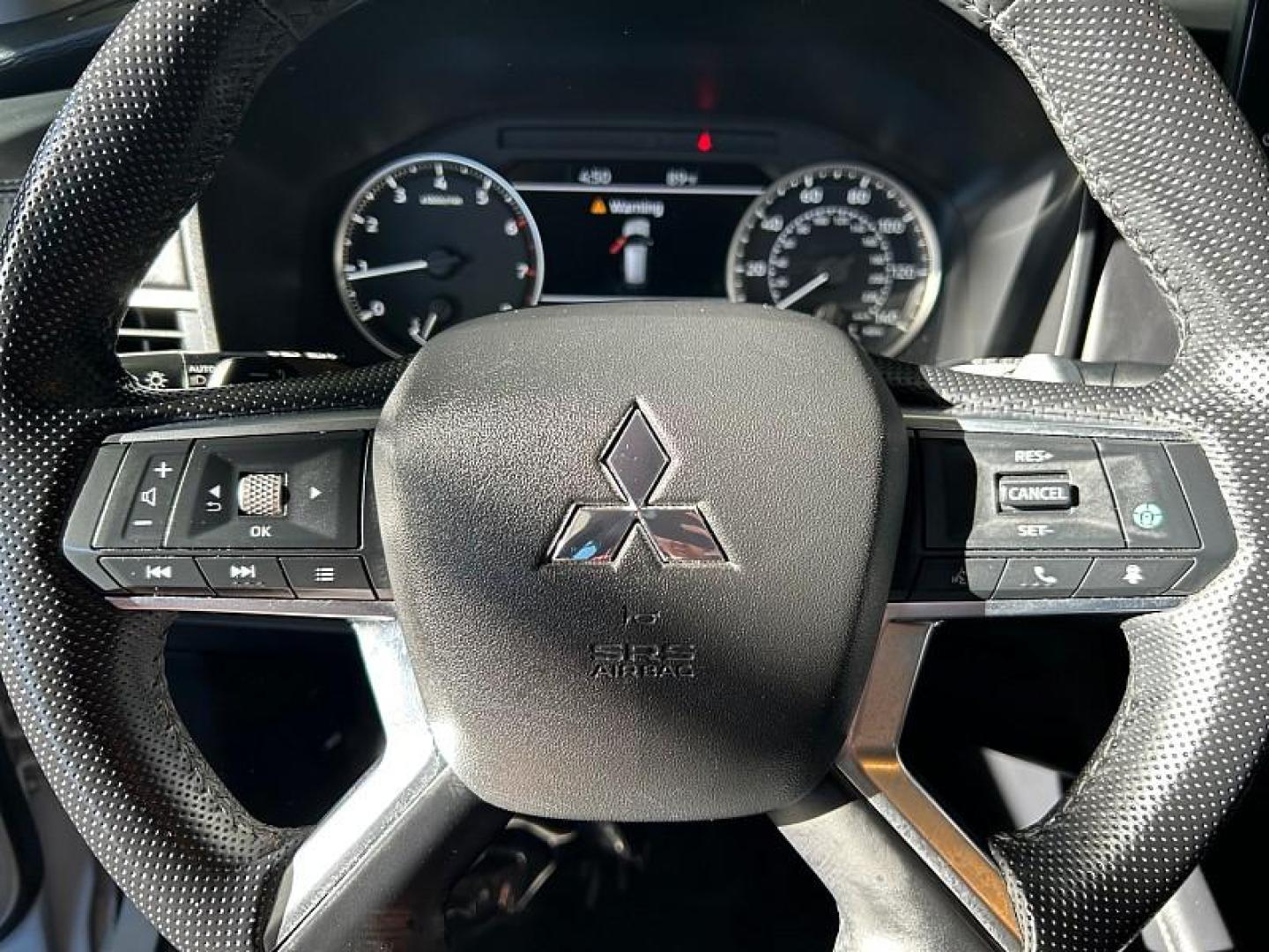 2024 WHITE Mitsubishi Outlander (JA4J3VA83RZ) with an 4-Cyl 2.5 Liter engine, Automatic CVT transmission, located at 412 Auto Vista Drive, Palmdale, 93551, (661) 945-0620, 34.592636, -118.136681 - Photo#19