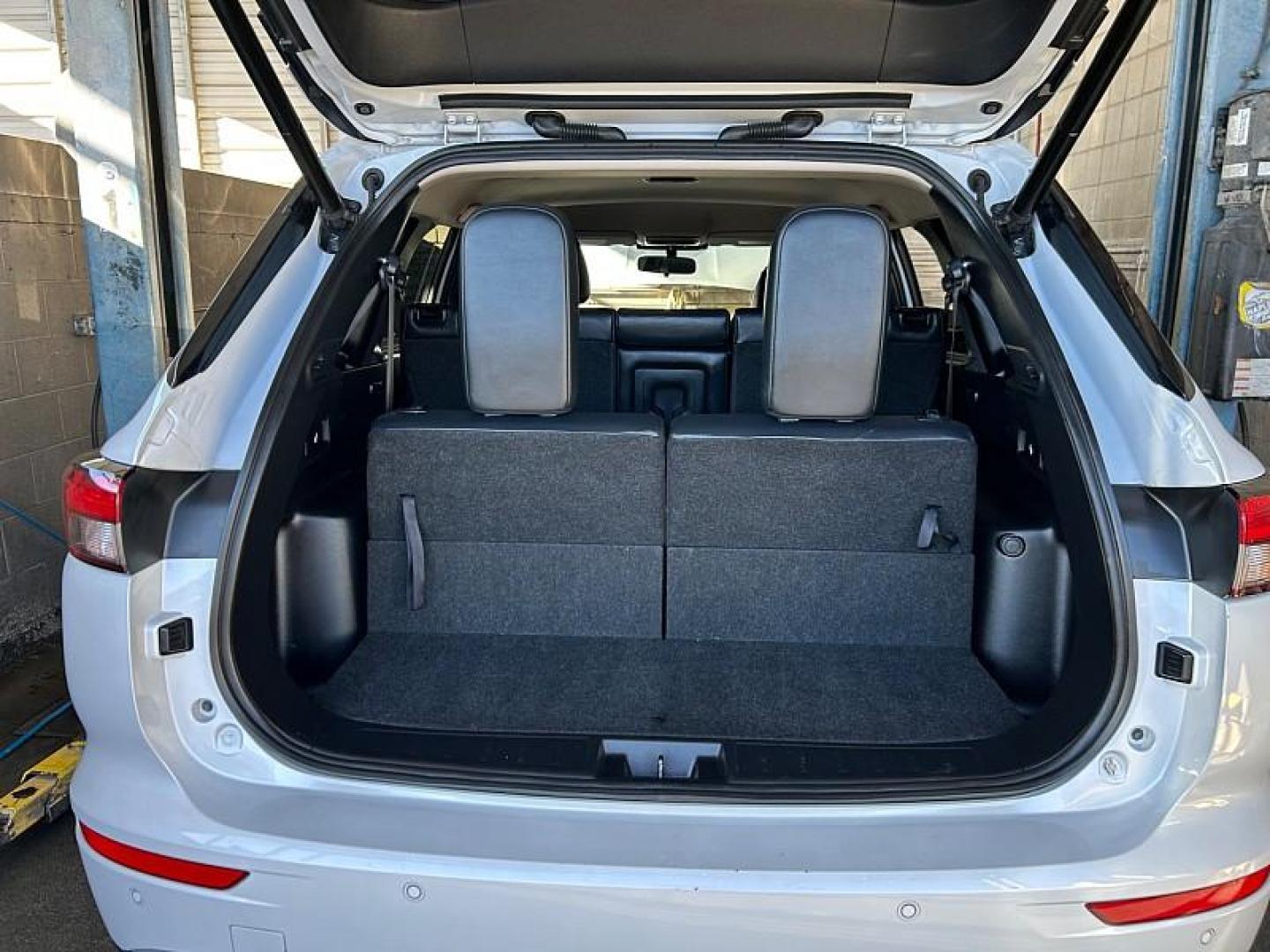 2024 WHITE Mitsubishi Outlander (JA4J3VA83RZ) with an 4-Cyl 2.5 Liter engine, Automatic CVT transmission, located at 412 Auto Vista Drive, Palmdale, 93551, (661) 945-0620, 34.592636, -118.136681 - Photo#25