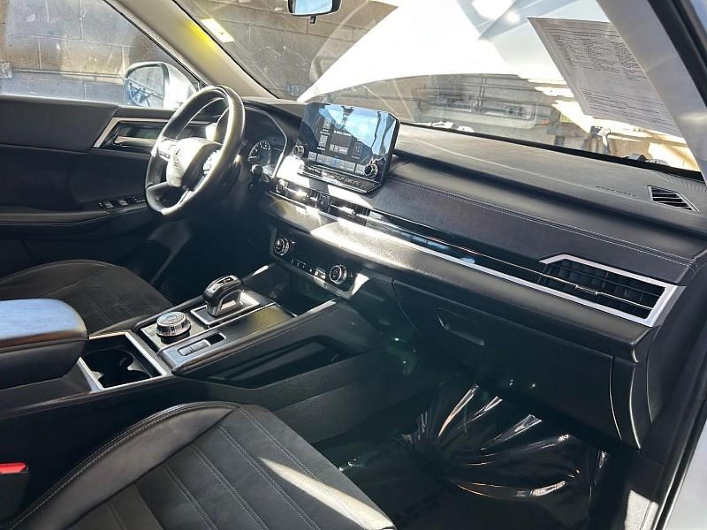 2024 WHITE Mitsubishi Outlander (JA4J3VA83RZ) with an 4-Cyl 2.5 Liter engine, Automatic CVT transmission, located at 412 Auto Vista Drive, Palmdale, 93551, (661) 945-0620, 34.592636, -118.136681 - Photo#27