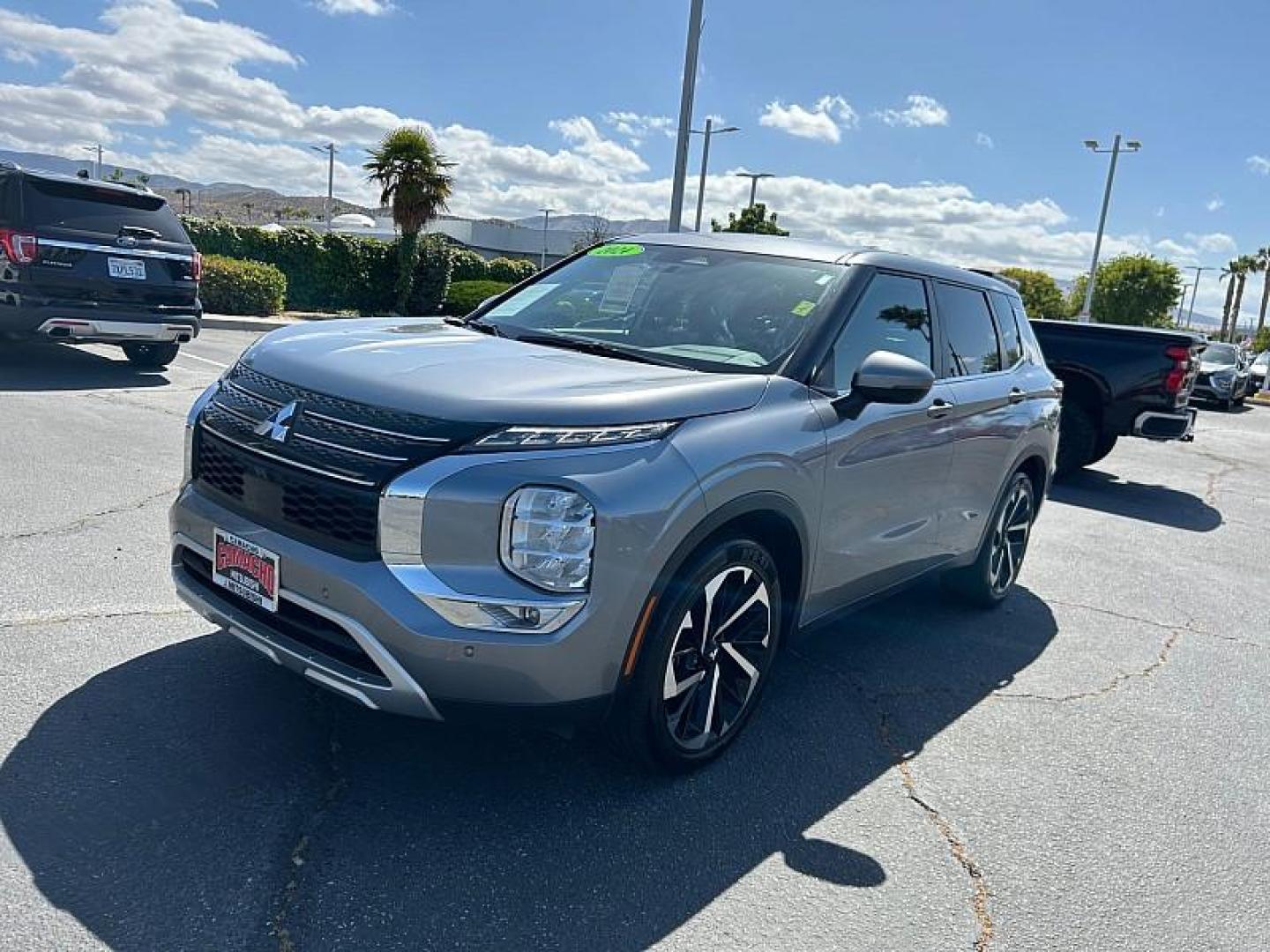 2024 SILVER Mitsubishi Outlander (JA4J3VA89RZ) with an 4-Cyl 2.5 Liter engine, Automatic CVT transmission, located at 412 Auto Vista Drive, Palmdale, 93551, (661) 945-0620, 34.592636, -118.136681 - Photo#2