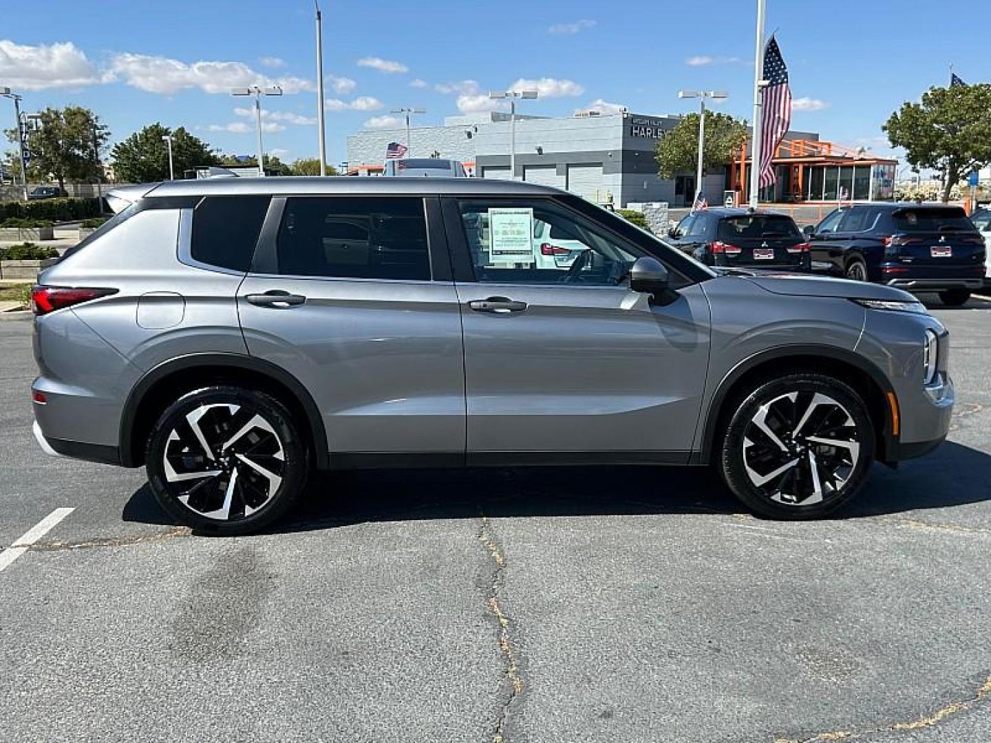 2024 SILVER Mitsubishi Outlander (JA4J3VA89RZ) with an 4-Cyl 2.5 Liter engine, Automatic CVT transmission, located at 412 Auto Vista Drive, Palmdale, 93551, (661) 945-0620, 34.592636, -118.136681 - Photo#3