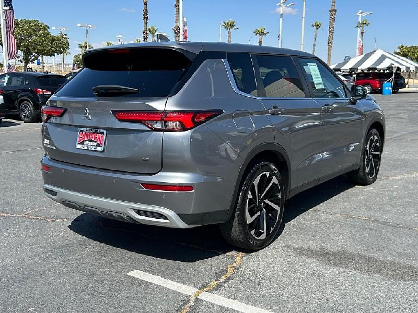 2024 SILVER Mitsubishi Outlander (JA4J3VA89RZ) with an 4-Cyl 2.5 Liter engine, Automatic CVT transmission, located at 412 Auto Vista Drive, Palmdale, 93551, (661) 945-0620, 34.592636, -118.136681 - Photo#4