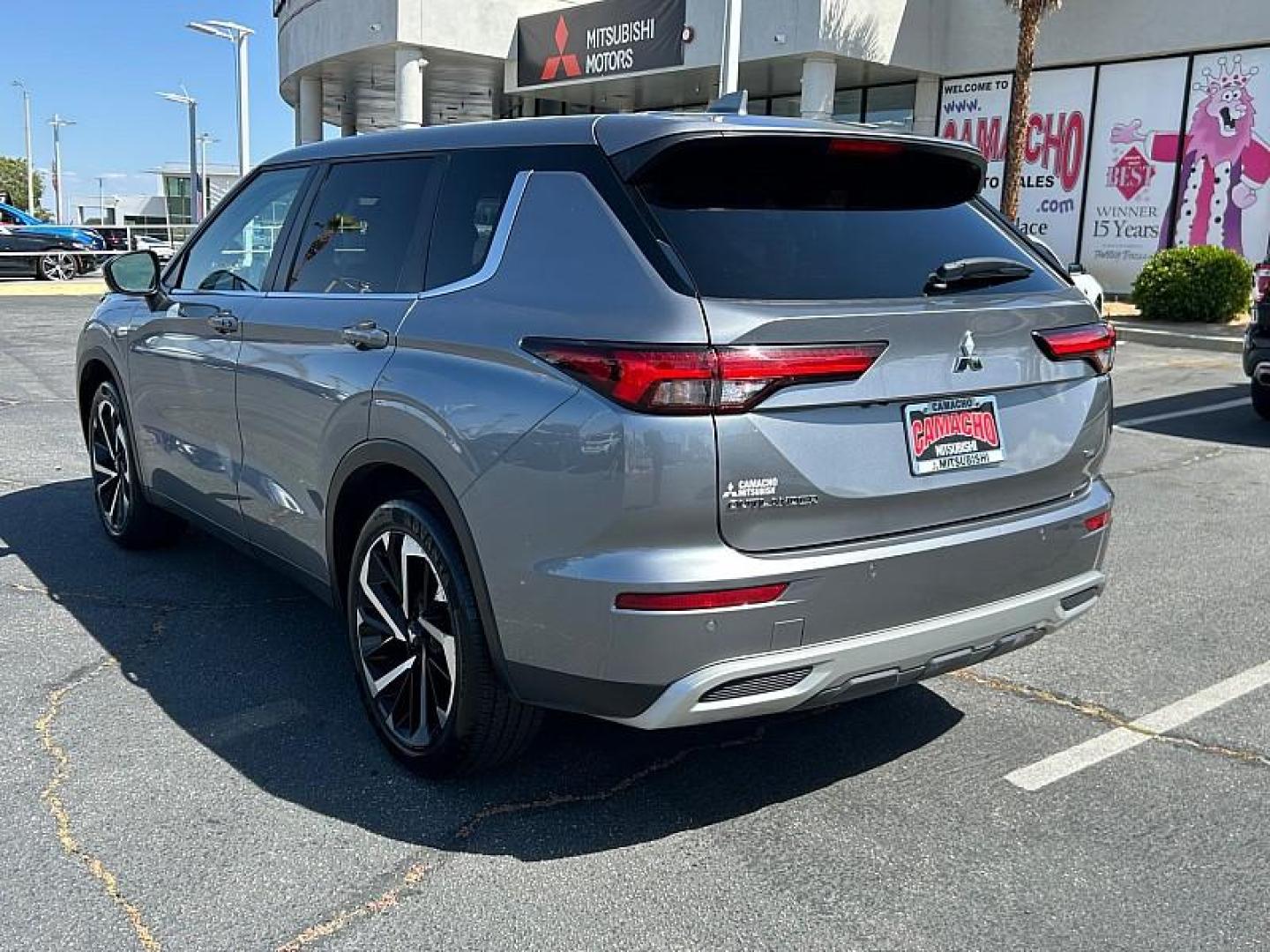 2024 SILVER Mitsubishi Outlander (JA4J3VA89RZ) with an 4-Cyl 2.5 Liter engine, Automatic CVT transmission, located at 412 Auto Vista Drive, Palmdale, 93551, (661) 945-0620, 34.592636, -118.136681 - Photo#6