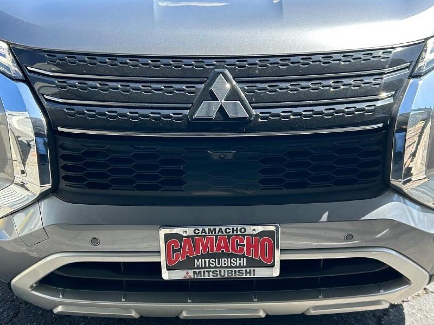 2024 SILVER Mitsubishi Outlander (JA4J3VA89RZ) with an 4-Cyl 2.5 Liter engine, Automatic CVT transmission, located at 412 Auto Vista Drive, Palmdale, 93551, (661) 945-0620, 34.592636, -118.136681 - Photo#8