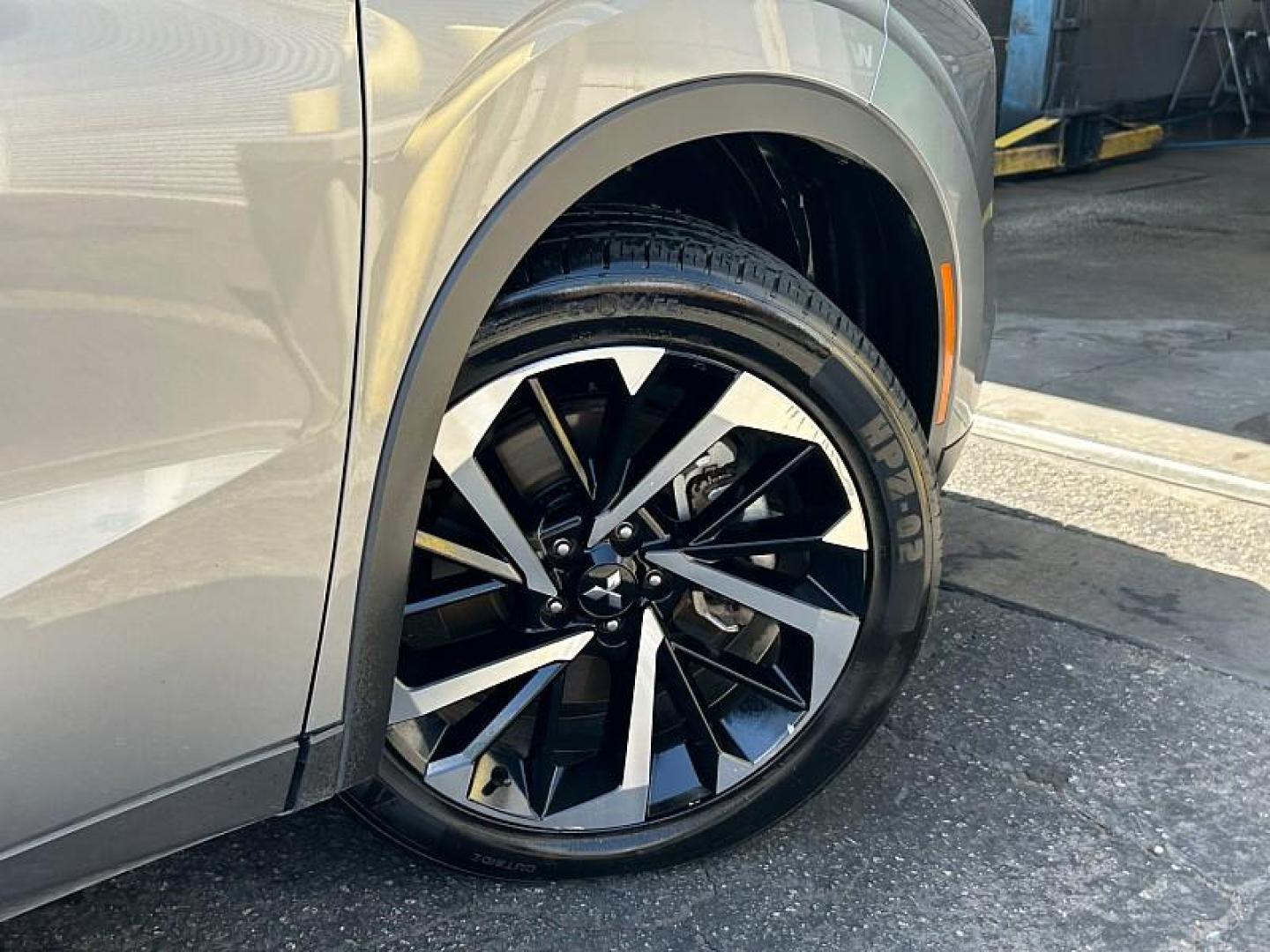 2024 SILVER Mitsubishi Outlander (JA4J3VA89RZ) with an 4-Cyl 2.5 Liter engine, Automatic CVT transmission, located at 412 Auto Vista Drive, Palmdale, 93551, (661) 945-0620, 34.592636, -118.136681 - Photo#14