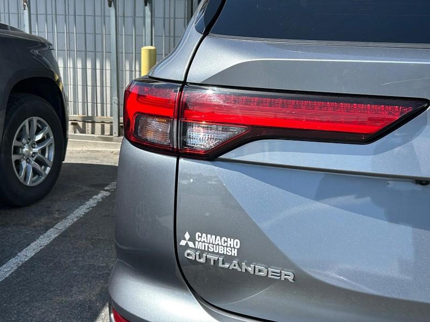 2024 SILVER Mitsubishi Outlander (JA4J3VA89RZ) with an 4-Cyl 2.5 Liter engine, Automatic CVT transmission, located at 412 Auto Vista Drive, Palmdale, 93551, (661) 945-0620, 34.592636, -118.136681 - Photo#15