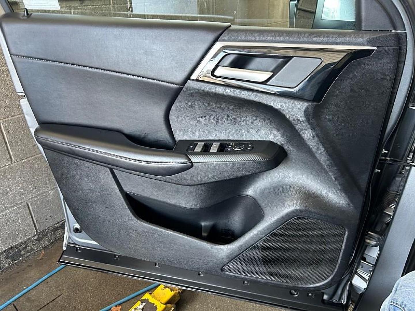 2024 SILVER Mitsubishi Outlander (JA4J3VA89RZ) with an 4-Cyl 2.5 Liter engine, Automatic CVT transmission, located at 412 Auto Vista Drive, Palmdale, 93551, (661) 945-0620, 34.592636, -118.136681 - Photo#16