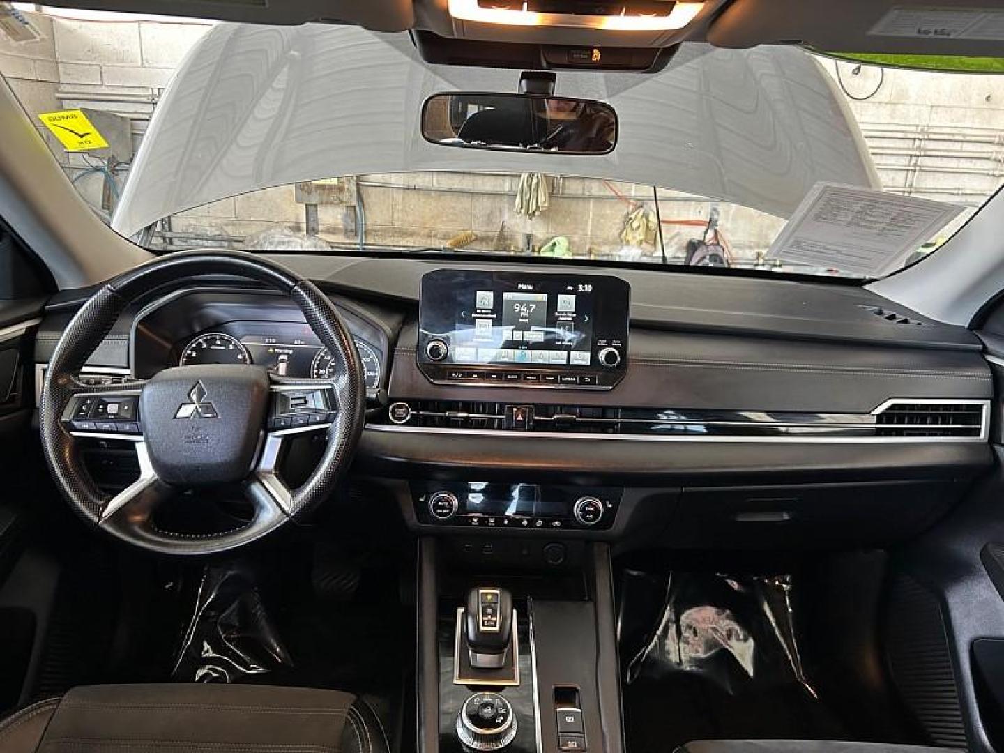 2024 SILVER Mitsubishi Outlander (JA4J3VA89RZ) with an 4-Cyl 2.5 Liter engine, Automatic CVT transmission, located at 412 Auto Vista Drive, Palmdale, 93551, (661) 945-0620, 34.592636, -118.136681 - Photo#21