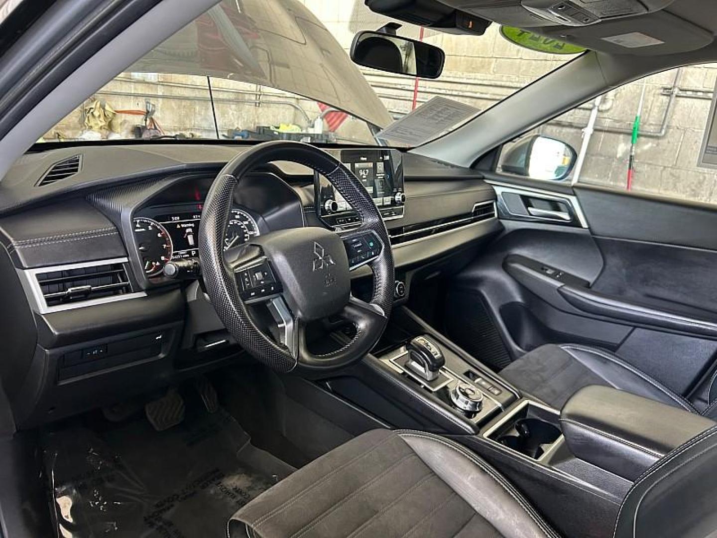 2024 SILVER Mitsubishi Outlander (JA4J3VA89RZ) with an 4-Cyl 2.5 Liter engine, Automatic CVT transmission, located at 412 Auto Vista Drive, Palmdale, 93551, (661) 945-0620, 34.592636, -118.136681 - Photo#22