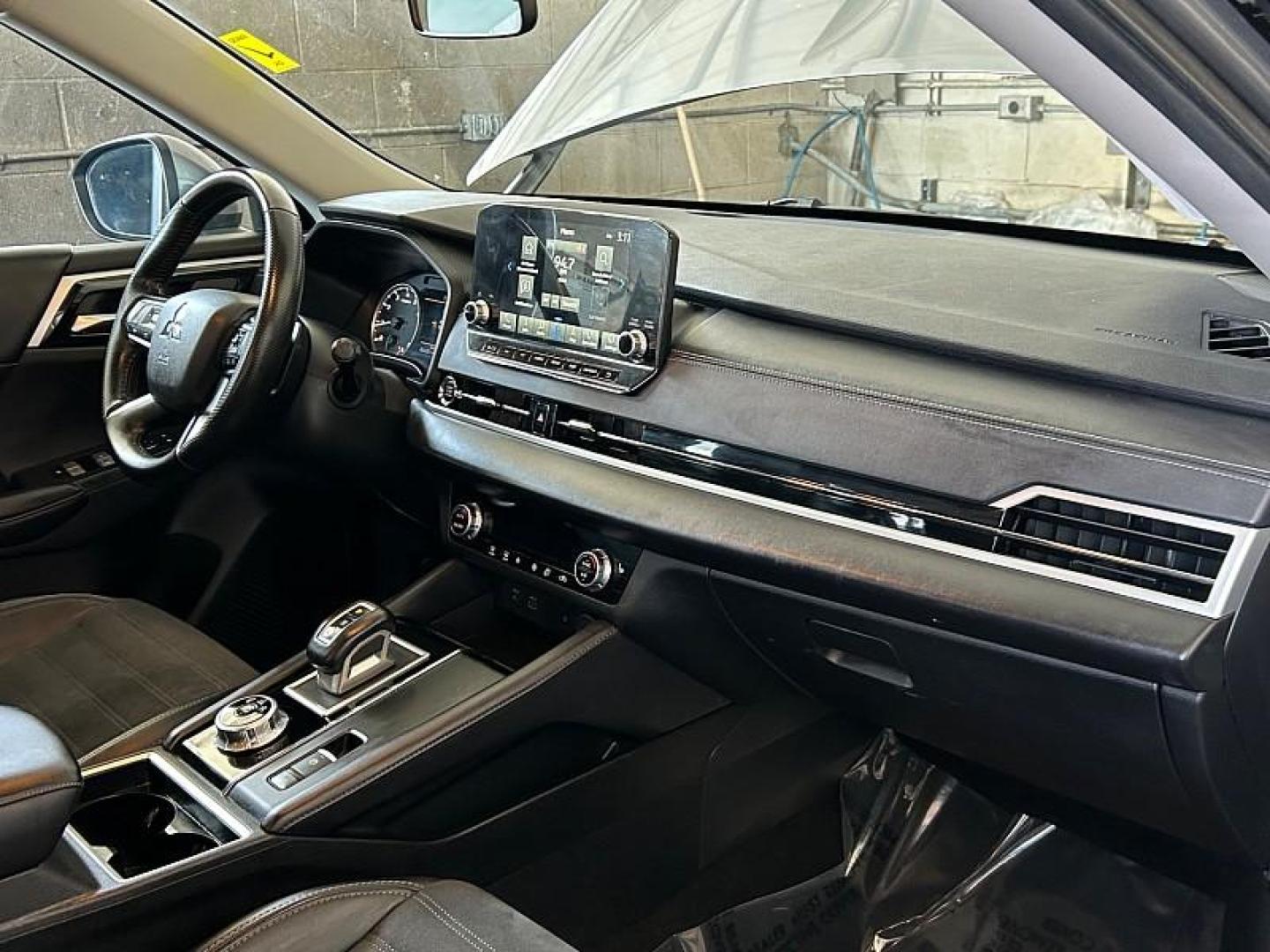 2024 SILVER Mitsubishi Outlander (JA4J3VA89RZ) with an 4-Cyl 2.5 Liter engine, Automatic CVT transmission, located at 412 Auto Vista Drive, Palmdale, 93551, (661) 945-0620, 34.592636, -118.136681 - Photo#23