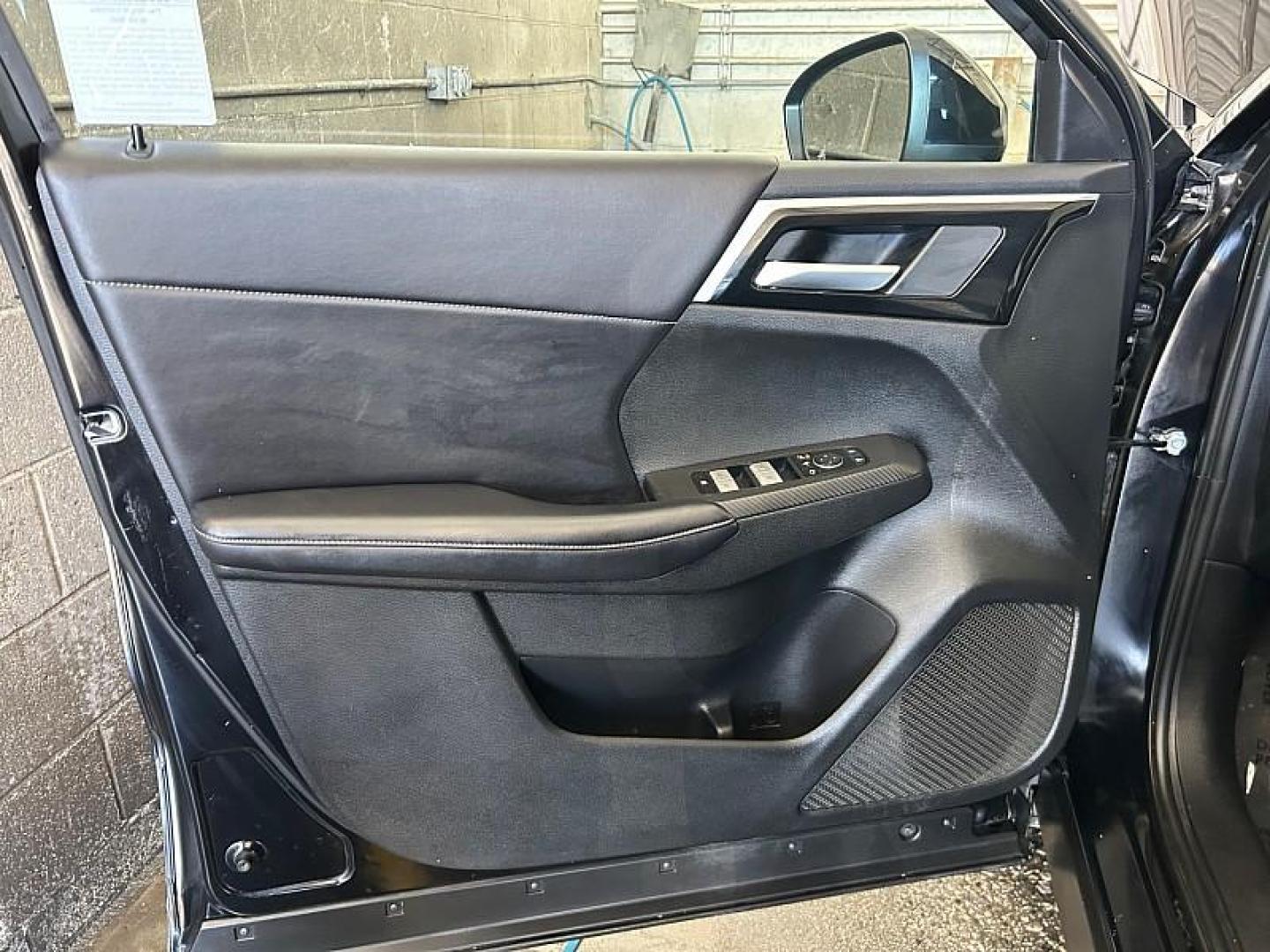 2024 BLACK Mitsubishi Outlander (JA4J3VA85RZ) with an 4-Cyl 2.5 Liter engine, Automatic CVT transmission, located at 412 Auto Vista Drive, Palmdale, 93551, (661) 945-0620, 34.592636, -118.136681 - Photo#16