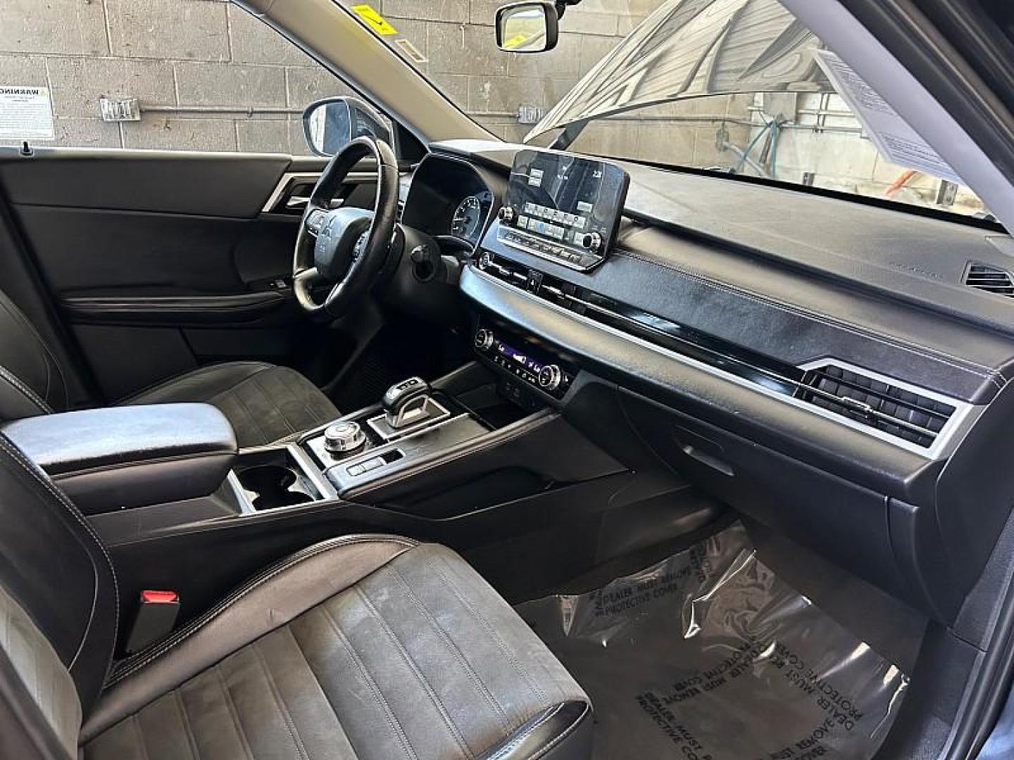 2024 BLACK Mitsubishi Outlander (JA4J3VA85RZ) with an 4-Cyl 2.5 Liter engine, Automatic CVT transmission, located at 412 Auto Vista Drive, Palmdale, 93551, (661) 945-0620, 34.592636, -118.136681 - Photo#29
