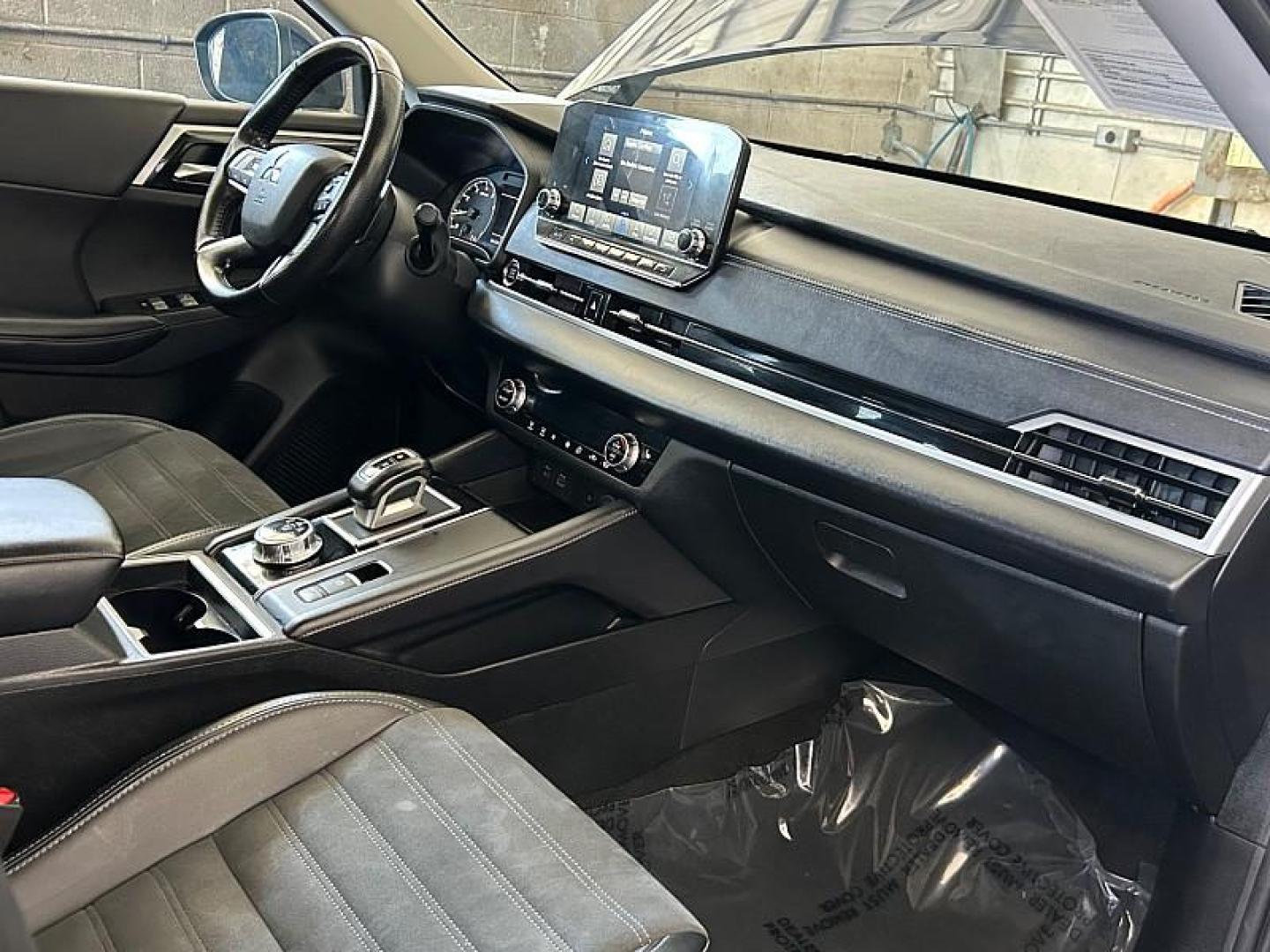2024 BLUE Mitsubishi Outlander (JA4J4VA89RZ) with an 4-Cyl 2.5 Liter engine, Automatic CVT transmission, located at 412 Auto Vista Drive, Palmdale, 93551, (661) 945-0620, 34.592636, -118.136681- Photo#27