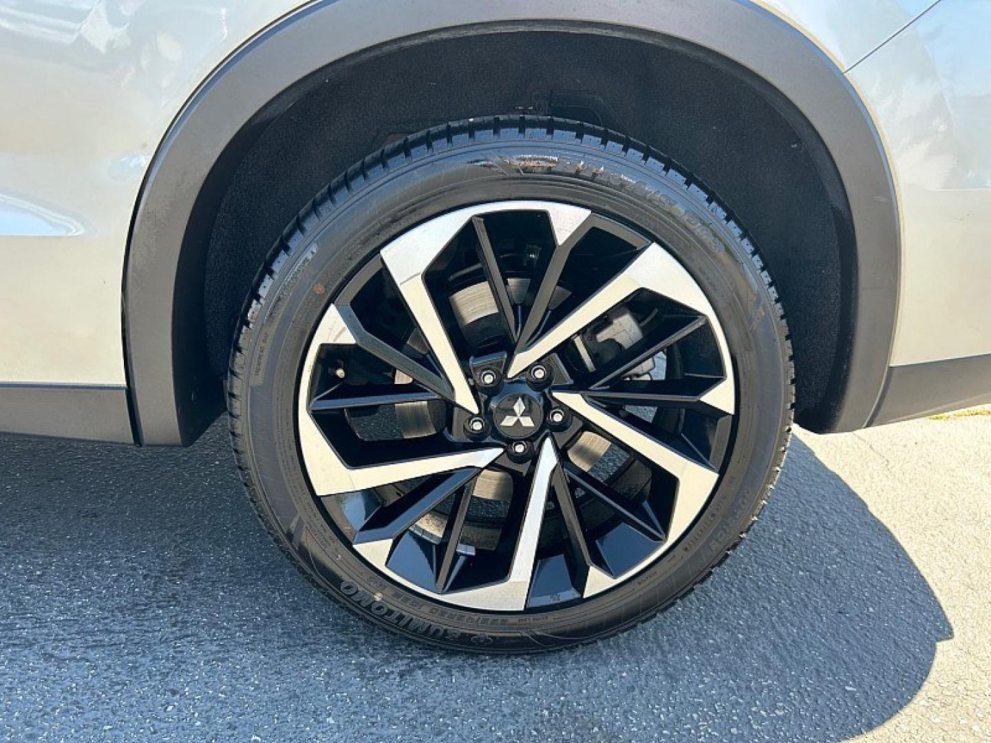 2024 SILVER Mitsubishi Outlander (JA4J4VA88RZ) with an 4-Cyl 2.5 Liter engine, Automatic CVT transmission, located at 412 Auto Vista Drive, Palmdale, 93551, (661) 945-0620, 34.592636, -118.136681- Photo#15