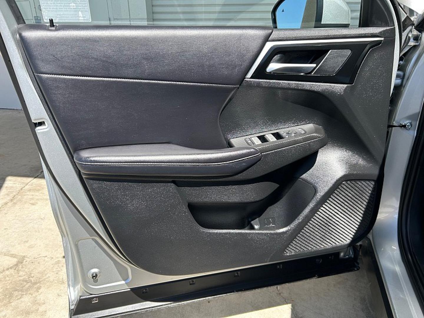 2024 SILVER Mitsubishi Outlander (JA4J4VA88RZ) with an 4-Cyl 2.5 Liter engine, Automatic CVT transmission, located at 412 Auto Vista Drive, Palmdale, 93551, (661) 945-0620, 34.592636, -118.136681- Photo#16