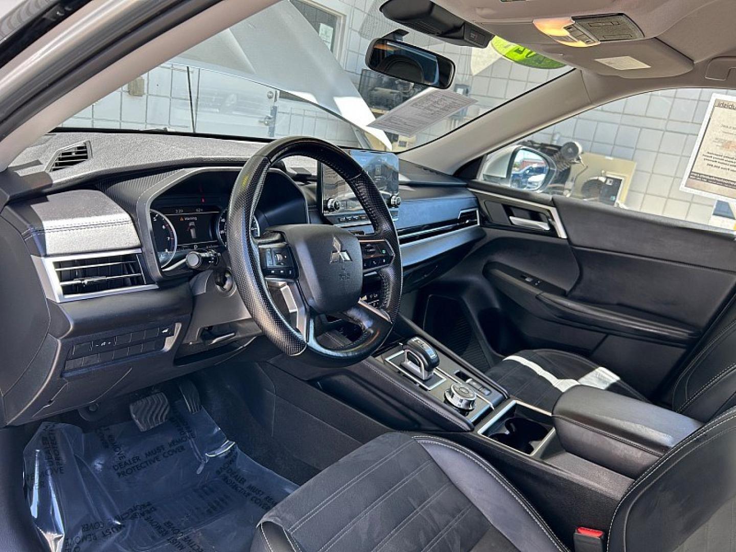 2024 SILVER Mitsubishi Outlander (JA4J4VA88RZ) with an 4-Cyl 2.5 Liter engine, Automatic CVT transmission, located at 412 Auto Vista Drive, Palmdale, 93551, (661) 945-0620, 34.592636, -118.136681- Photo#17