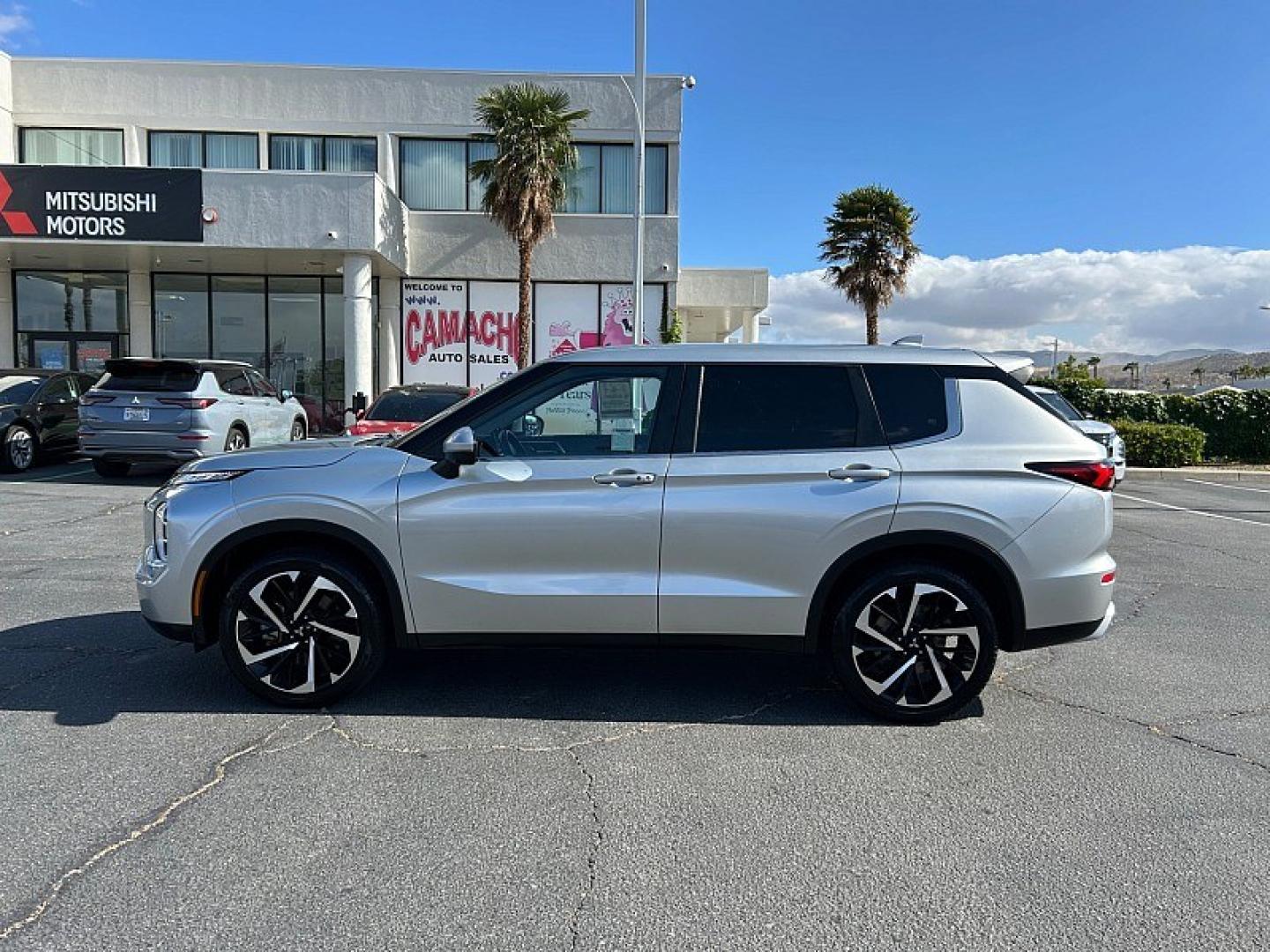 2024 BLACK Mitsubishi Outlander (JA4J3VA89RZ) with an 4-Cyl 2.5 Liter engine, Automatic CVT transmission, located at 412 Auto Vista Drive, Palmdale, 93551, (661) 945-0620, 34.592636, -118.136681 - Photo#3