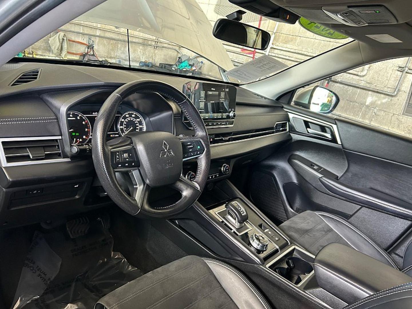 2024 BLACK Mitsubishi Outlander (JA4J3VA89RZ) with an 4-Cyl 2.5 Liter engine, Automatic CVT transmission, located at 412 Auto Vista Drive, Palmdale, 93551, (661) 945-0620, 34.592636, -118.136681 - Photo#17