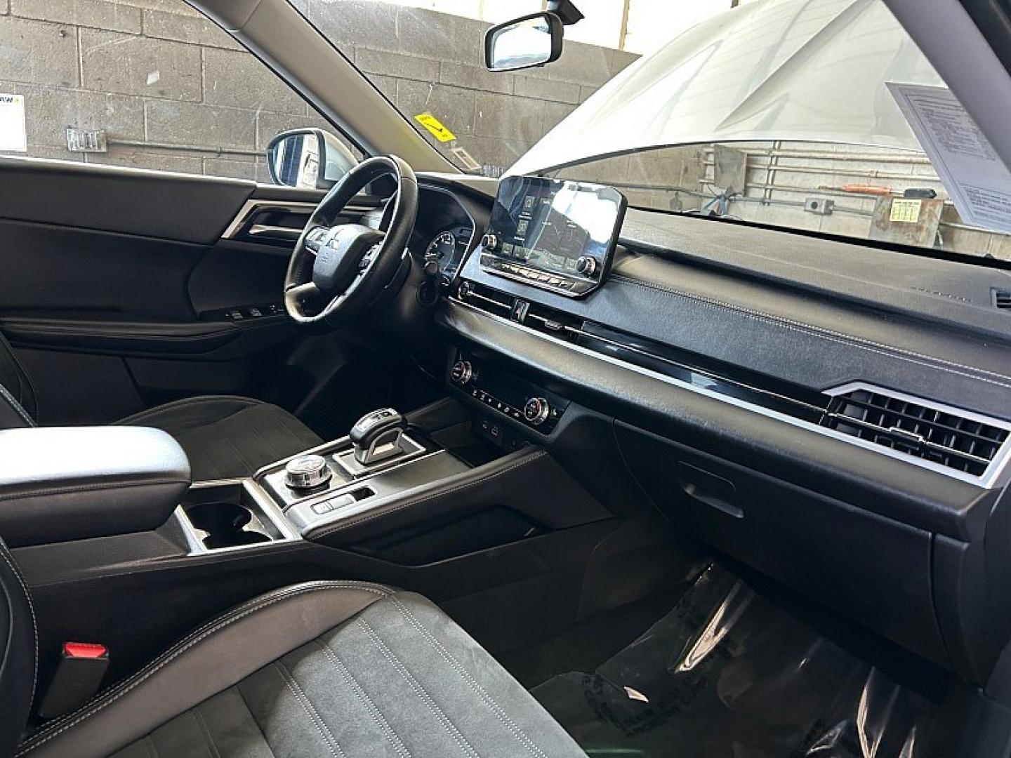 2024 BLACK Mitsubishi Outlander (JA4J3VA89RZ) with an 4-Cyl 2.5 Liter engine, Automatic CVT transmission, located at 412 Auto Vista Drive, Palmdale, 93551, (661) 945-0620, 34.592636, -118.136681 - Photo#29