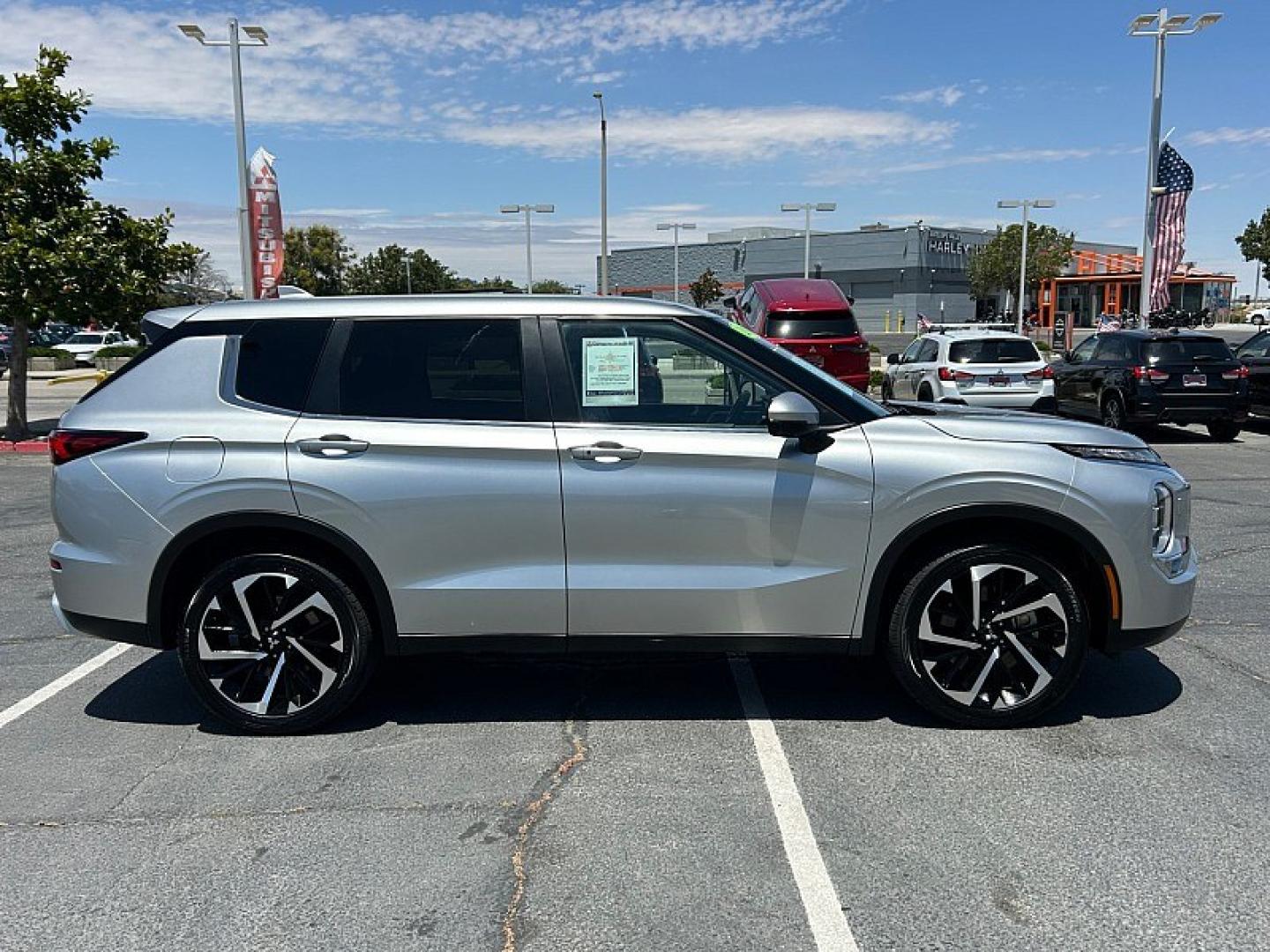 2024 BLUE Mitsubishi Outlander (JA4J4VA88RZ) with an 4-Cyl 2.5 Liter engine, Automatic CVT transmission, located at 412 Auto Vista Drive, Palmdale, 93551, (661) 945-0620, 34.592636, -118.136681- Photo#3
