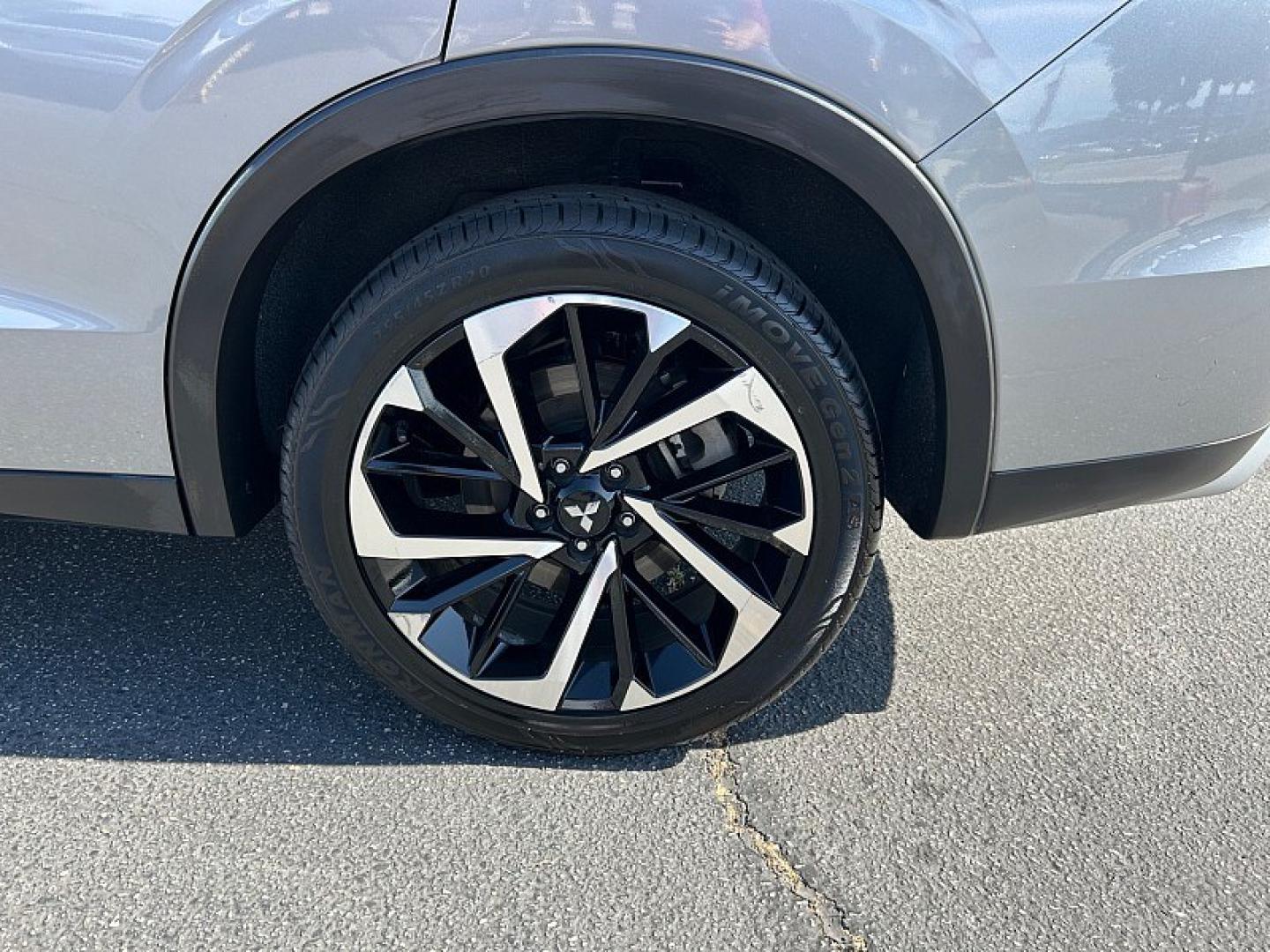 2024 GRAY Mitsubishi Outlander (JA4J3VA85RZ) with an 4-Cyl 2.5 Liter engine, Automatic CVT transmission, located at 412 Auto Vista Drive, Palmdale, 93551, (661) 945-0620, 34.592636, -118.136681 - Photo#15