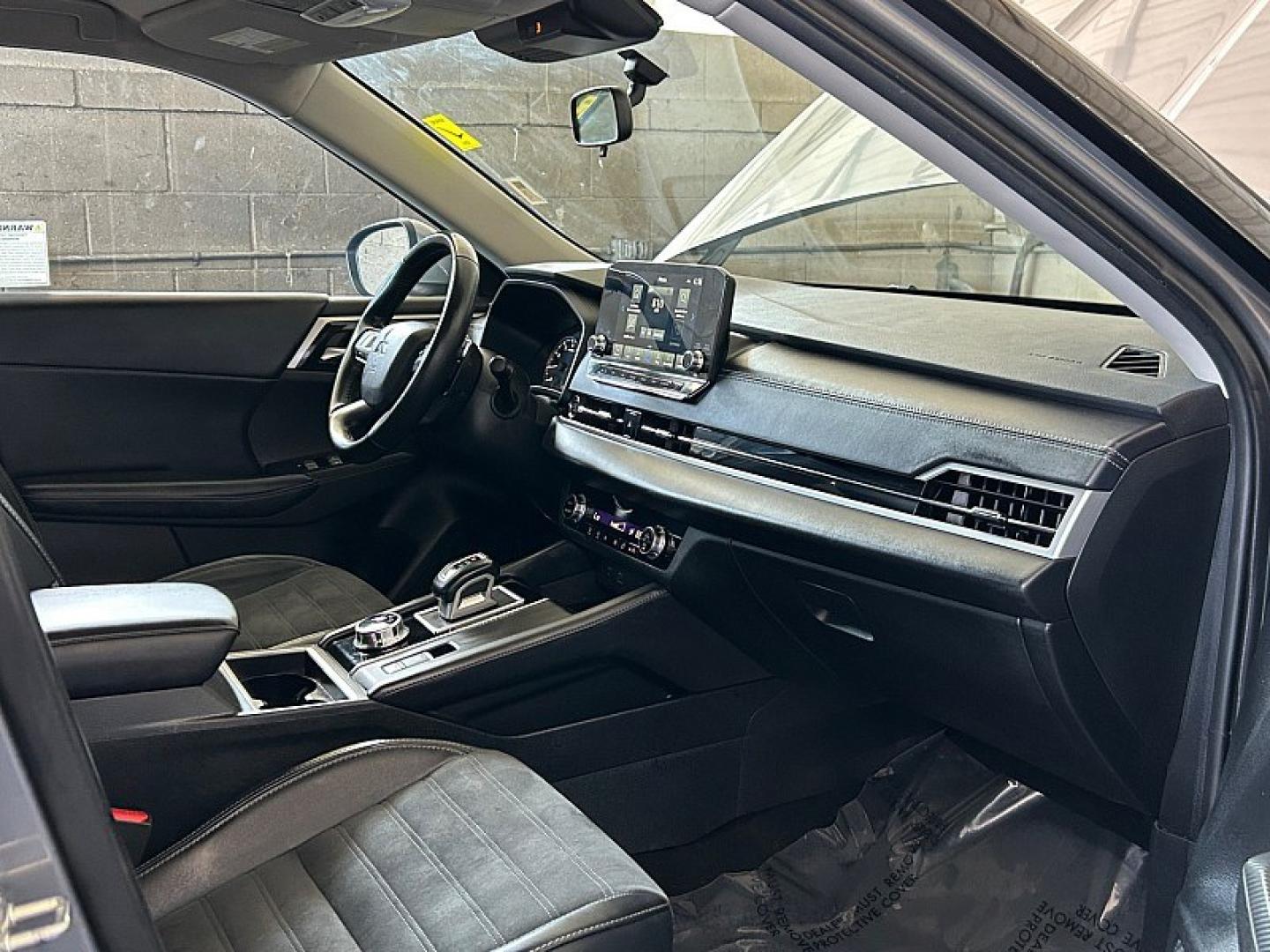 2024 GRAY Mitsubishi Outlander (JA4J3VA85RZ) with an 4-Cyl 2.5 Liter engine, Automatic CVT transmission, located at 412 Auto Vista Drive, Palmdale, 93551, (661) 945-0620, 34.592636, -118.136681 - Photo#25