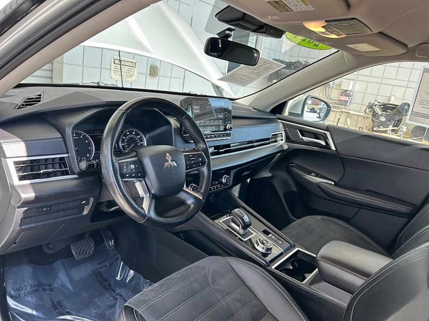 2024 Silver Mitsubishi Outlander (JA4J4VA84RZ) with an 4-Cyl 2.5 Liter engine, Automatic CVT transmission, located at 412 Auto Vista Drive, Palmdale, 93551, (661) 945-0620, 34.592636, -118.136681- Photo#17