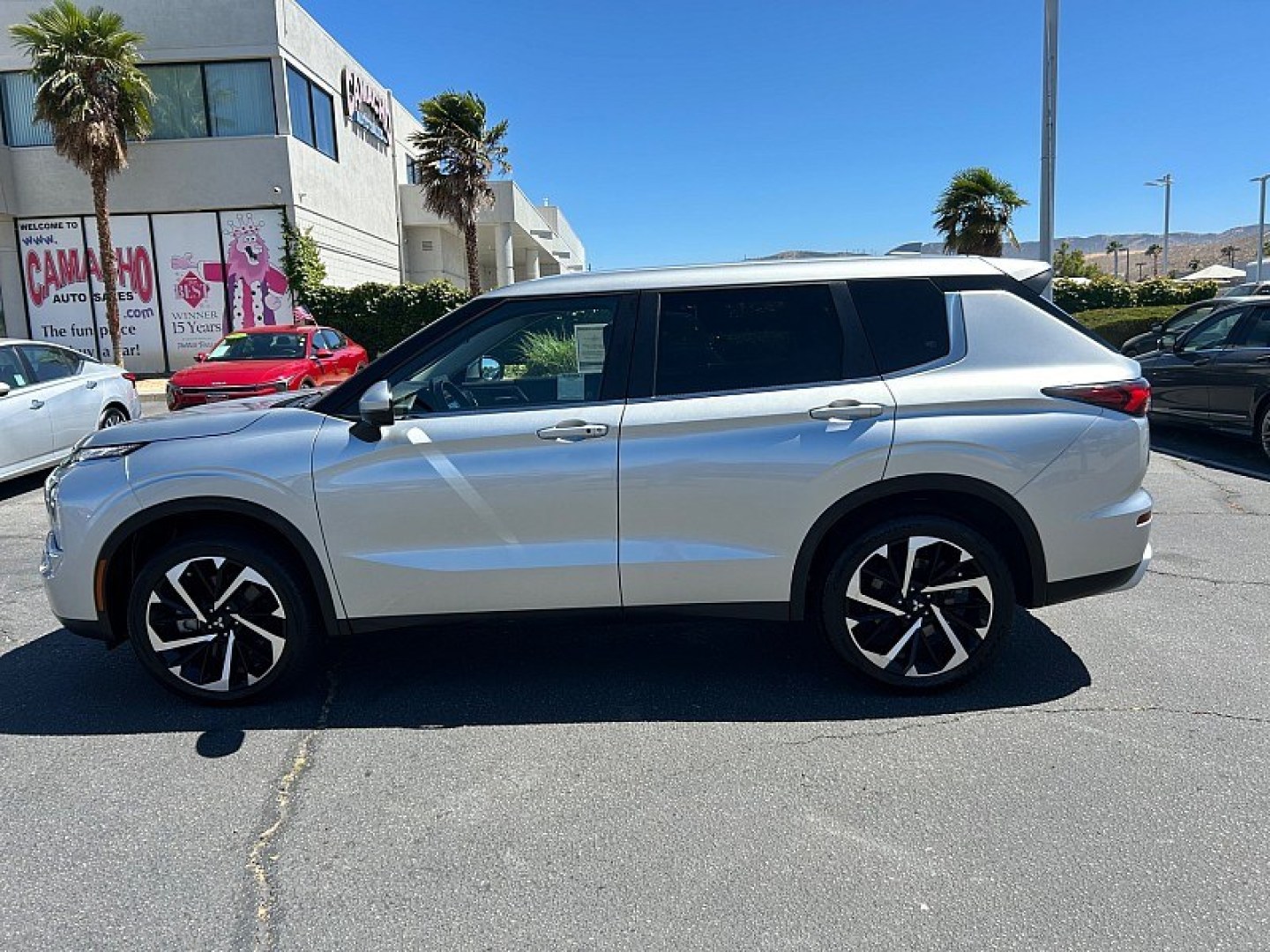 2024 Silver Mitsubishi Outlander (JA4J3VA80RZ) with an 4-Cyl 2.5 Liter engine, Automatic CVT transmission, located at 412 Auto Vista Drive, Palmdale, 93551, (661) 945-0620, 34.592636, -118.136681- Photo#4