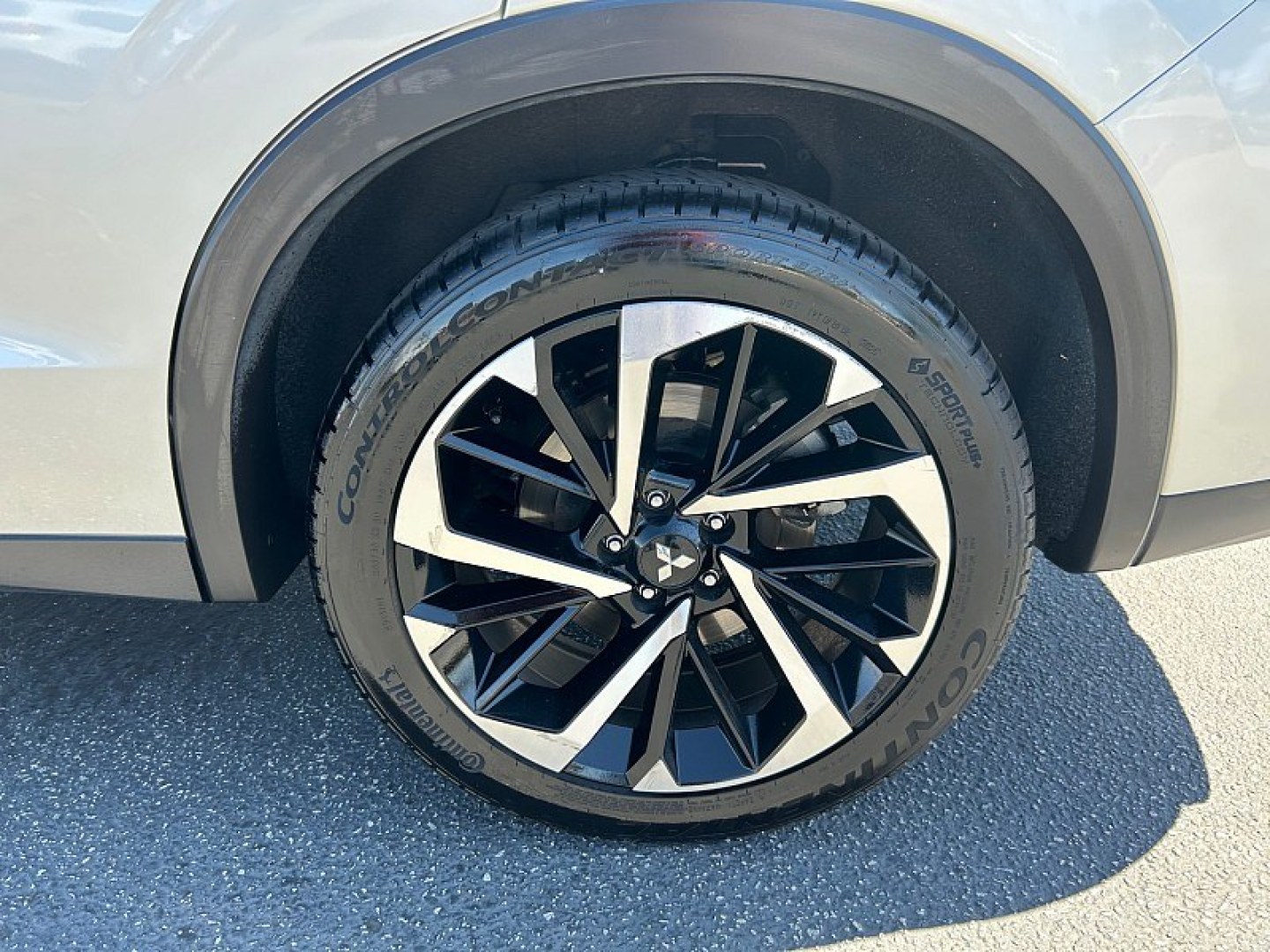 2024 Silver Mitsubishi Outlander (JA4J3VA80RZ) with an 4-Cyl 2.5 Liter engine, Automatic CVT transmission, located at 412 Auto Vista Drive, Palmdale, 93551, (661) 945-0620, 34.592636, -118.136681- Photo#13