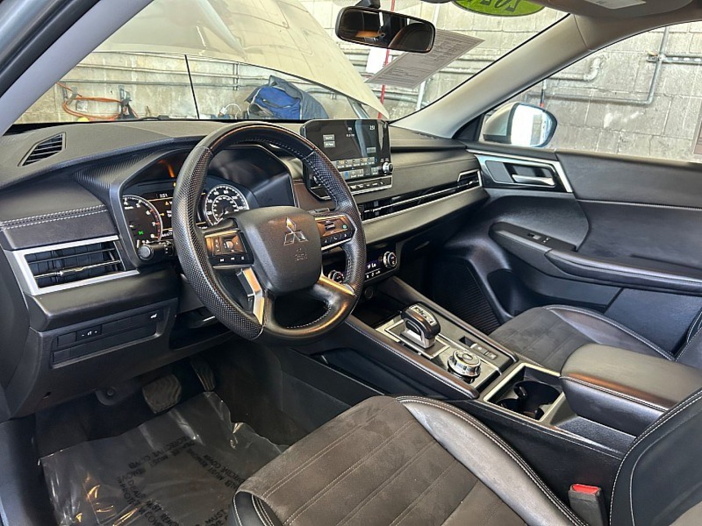 2024 Silver Mitsubishi Outlander (JA4J3VA80RZ) with an 4-Cyl 2.5 Liter engine, Automatic CVT transmission, located at 412 Auto Vista Drive, Palmdale, 93551, (661) 945-0620, 34.592636, -118.136681- Photo#17