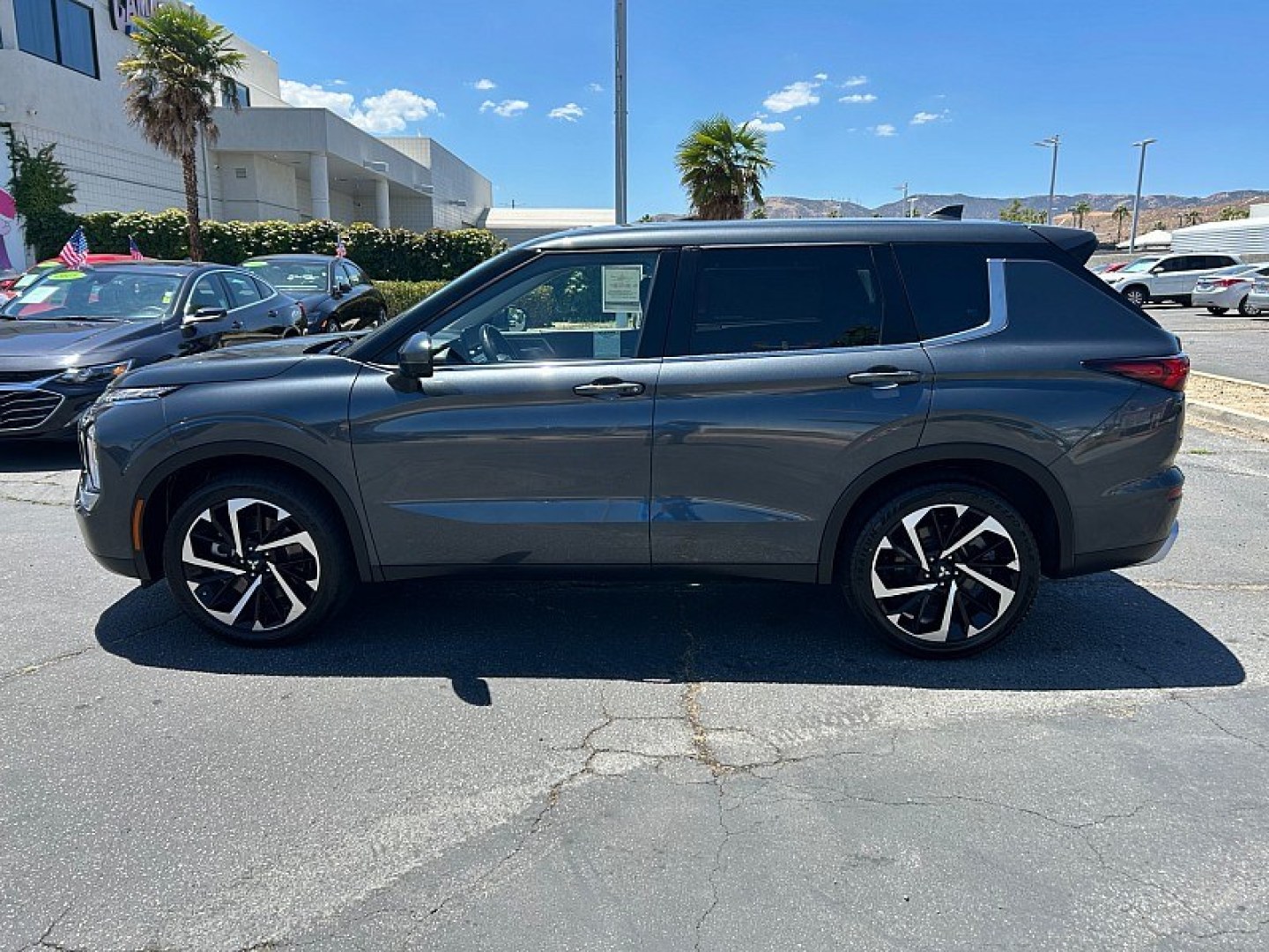 2024 Silver Mitsubishi Outlander (JA4J3VA83RZ) with an 4-Cyl 2.5 Liter engine, Automatic CVT transmission, located at 412 Auto Vista Drive, Palmdale, 93551, (661) 945-0620, 34.592636, -118.136681- Photo#3