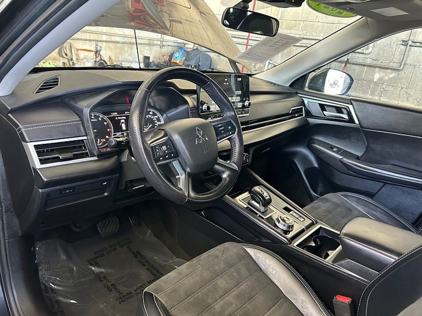 2024 Silver Mitsubishi Outlander (JA4J3VA83RZ) with an 4-Cyl 2.5 Liter engine, Automatic CVT transmission, located at 412 Auto Vista Drive, Palmdale, 93551, (661) 945-0620, 34.592636, -118.136681- Photo#19
