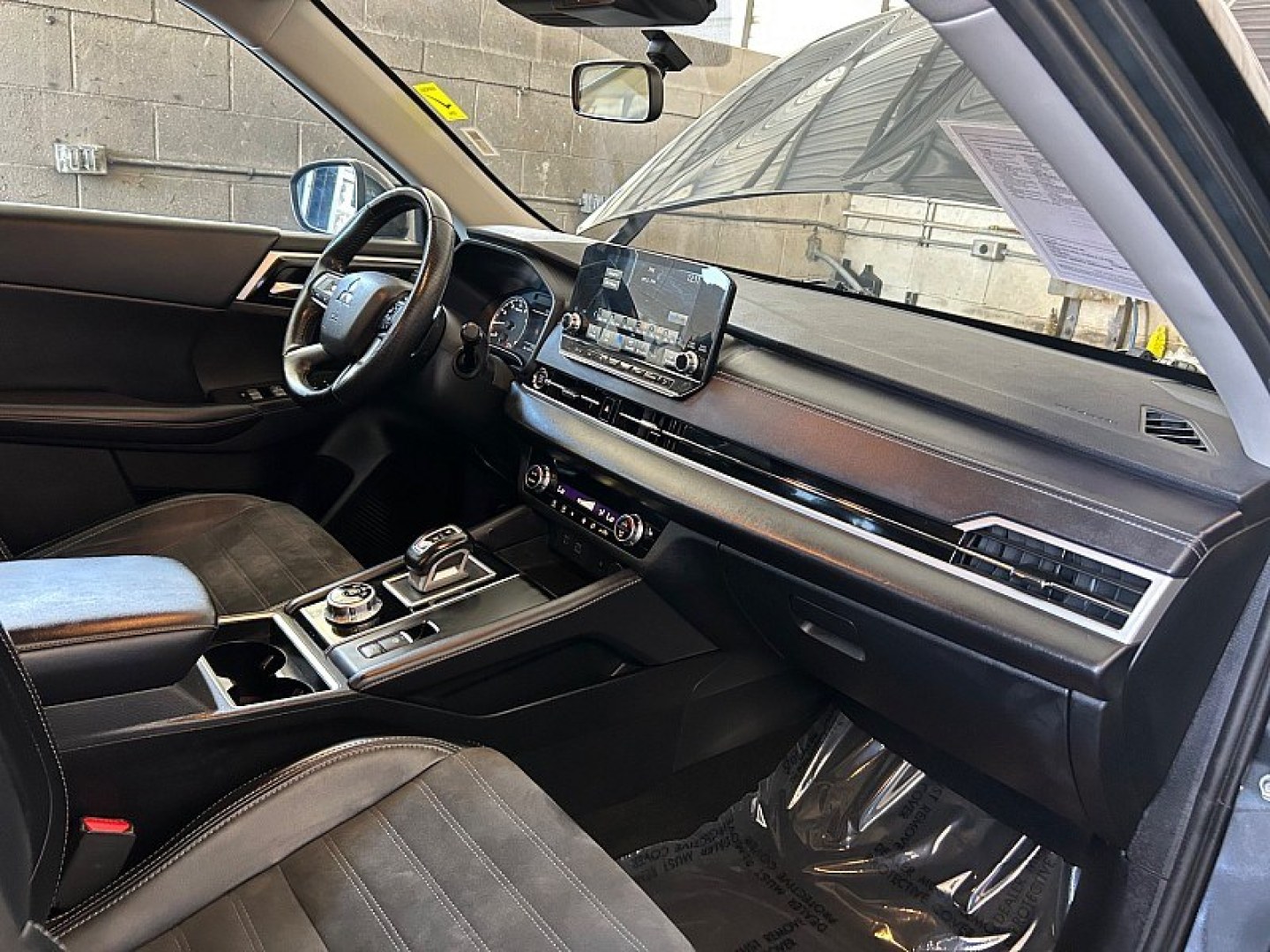 2024 Silver Mitsubishi Outlander (JA4J3VA83RZ) with an 4-Cyl 2.5 Liter engine, Automatic CVT transmission, located at 412 Auto Vista Drive, Palmdale, 93551, (661) 945-0620, 34.592636, -118.136681- Photo#31