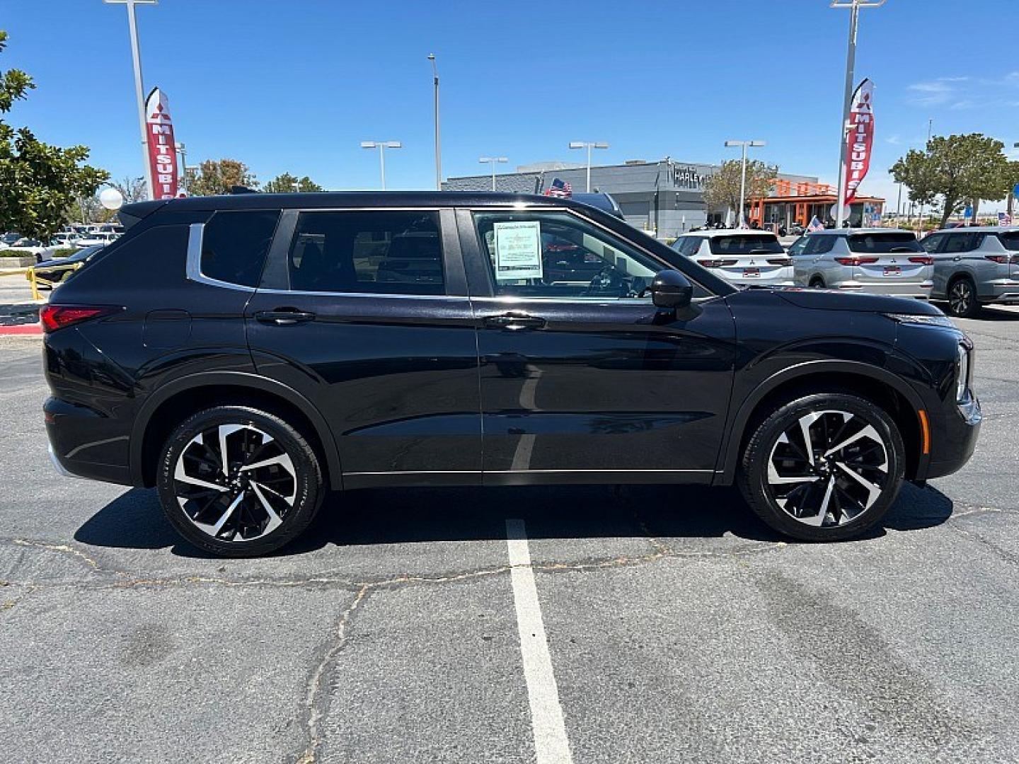 2024 Black Mitsubishi Outlander (JA4J3VA85RZ) with an 4-Cyl 2.5 Liter engine, Automatic CVT transmission, located at 412 Auto Vista Drive, Palmdale, 93551, (661) 945-0620, 34.592636, -118.136681- Photo#6
