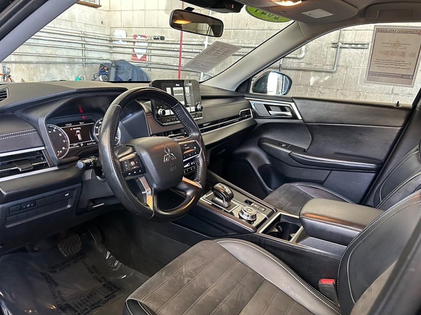 2024 Black Mitsubishi Outlander (JA4J3VA85RZ) with an 4-Cyl 2.5 Liter engine, Automatic CVT transmission, located at 412 Auto Vista Drive, Palmdale, 93551, (661) 945-0620, 34.592636, -118.136681- Photo#17