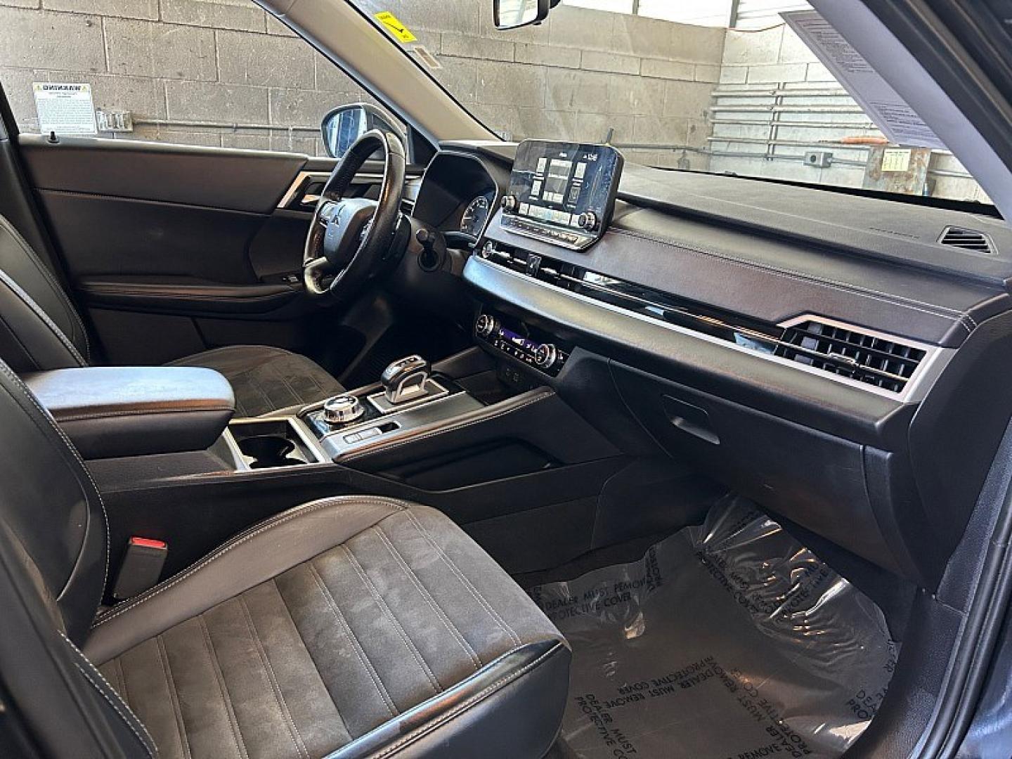 2024 Black Mitsubishi Outlander (JA4J3VA85RZ) with an 4-Cyl 2.5 Liter engine, Automatic CVT transmission, located at 412 Auto Vista Drive, Palmdale, 93551, (661) 945-0620, 34.592636, -118.136681- Photo#29
