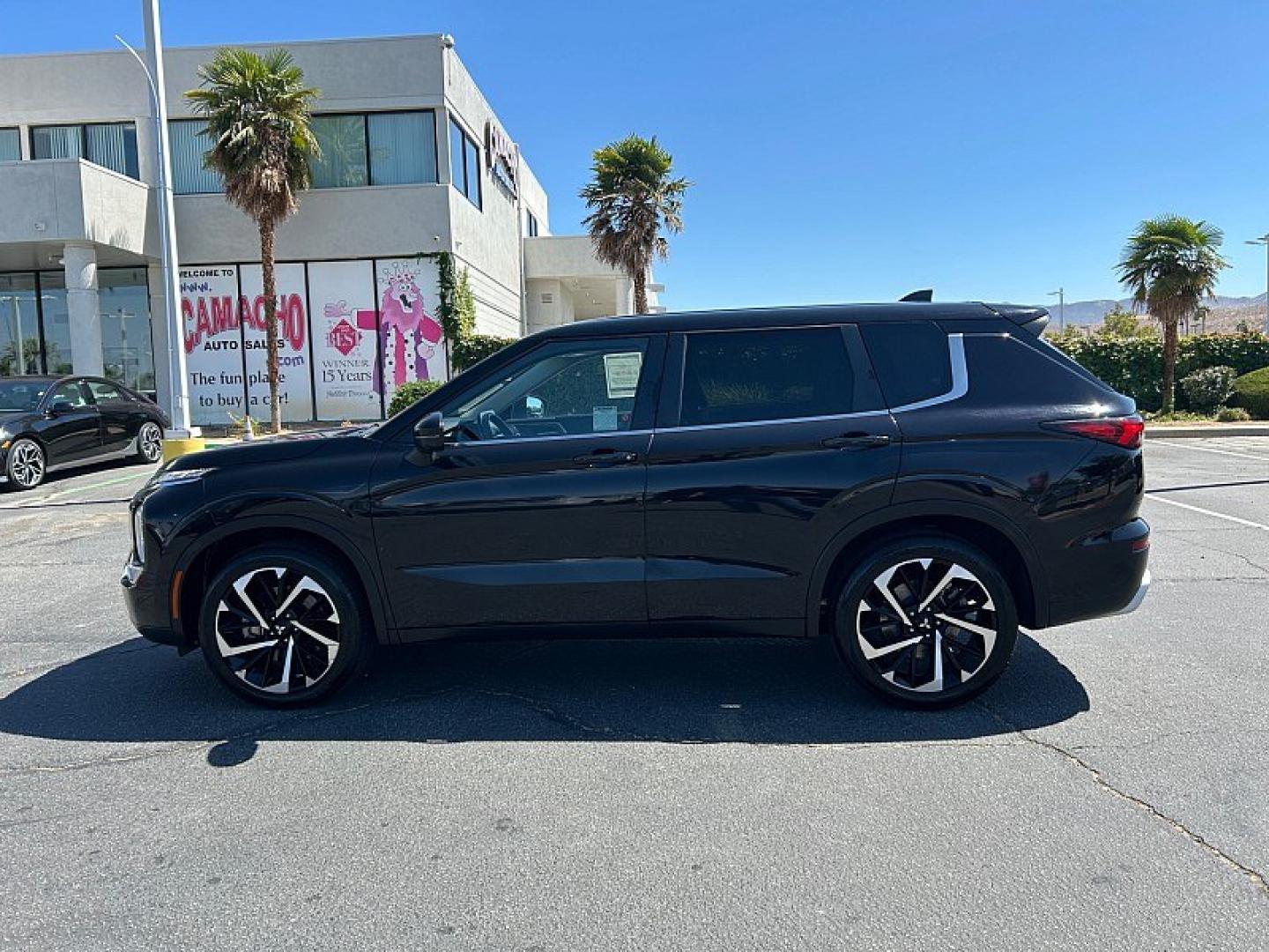 2024 Black Mitsubishi Outlander (JA4J3VA80RZ) with an 4-Cyl 2.5 Liter engine, Automatic CVT transmission, located at 412 Auto Vista Drive, Palmdale, 93551, (661) 945-0620, 34.592636, -118.136681- Photo#3